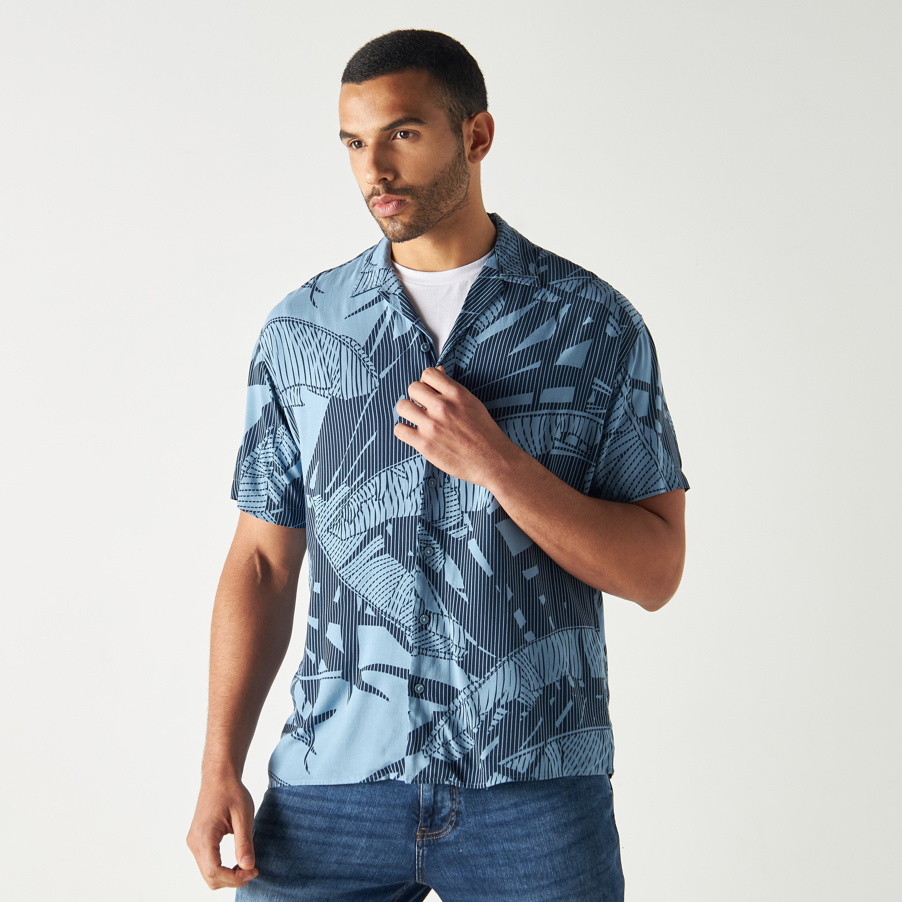 قميص كاجوال من جاك آند جونز بياقة كوبية وأكمام قصيرة مع تائي ايند دائي -men-clothing-shirts-image-17