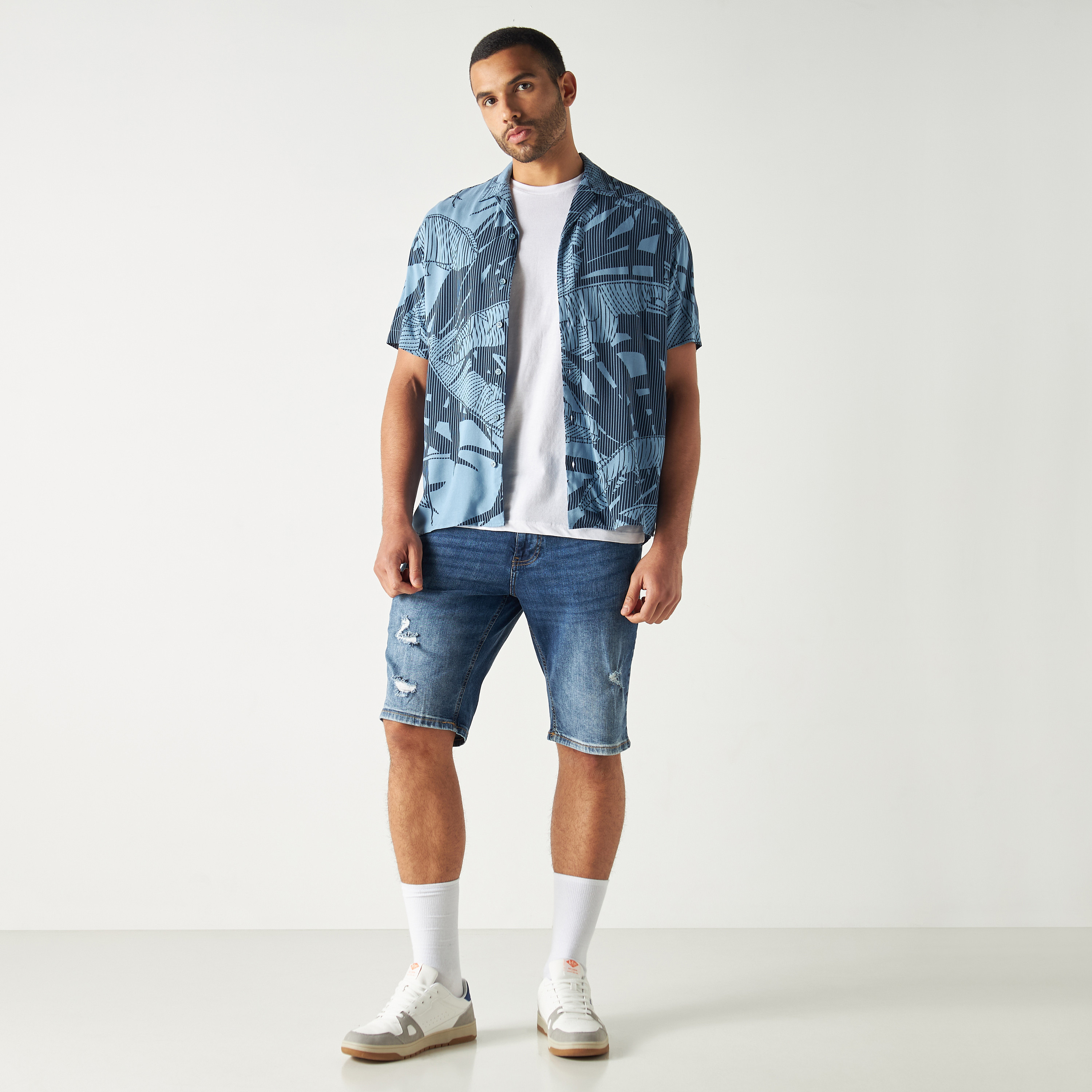 قميص كاجوال من جاك آند جونز بياقة كوبية وأكمام قصيرة مع تائي ايند دائي -men-clothing-shirts-image-18