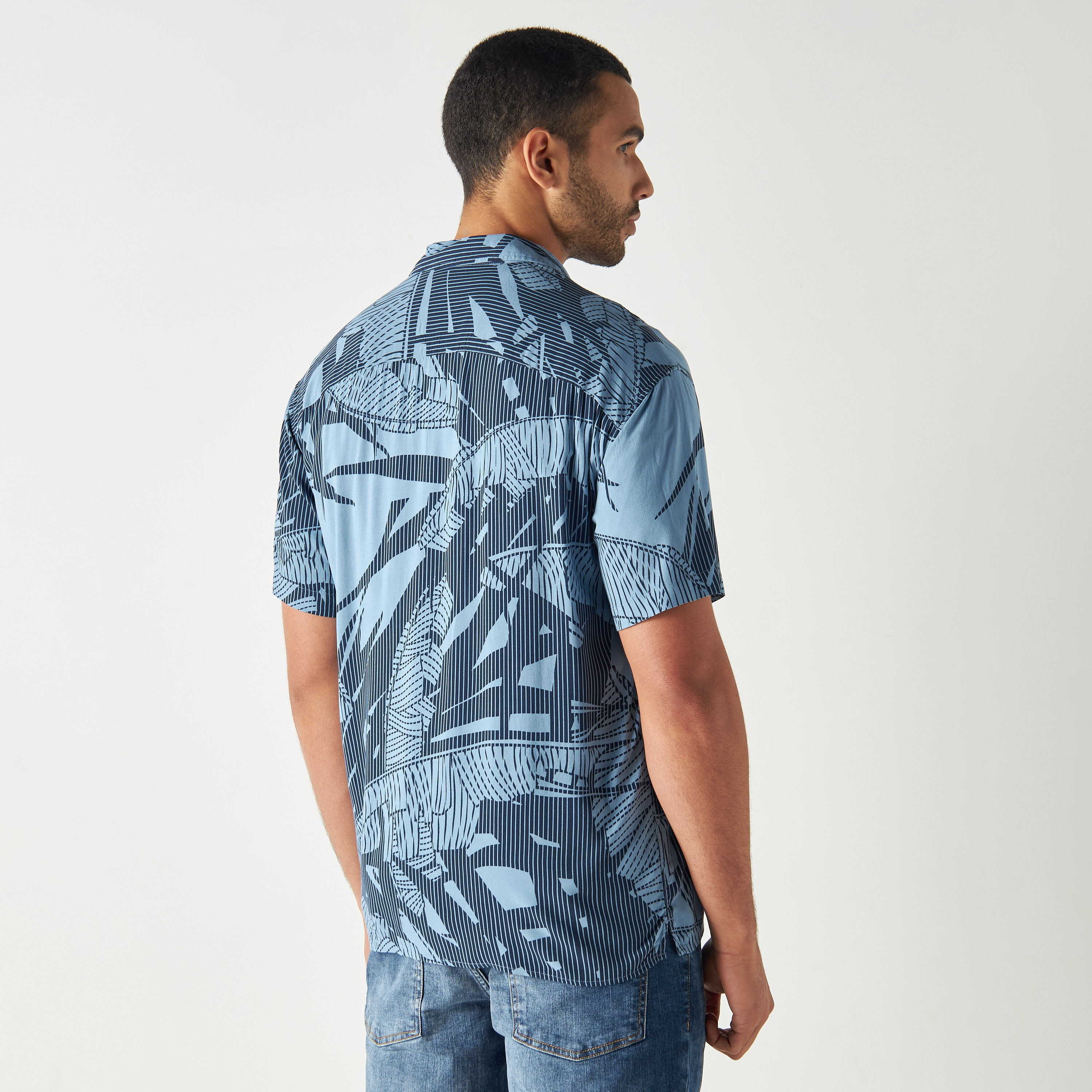 قميص كاجوال من جاك آند جونز بياقة كوبية وأكمام قصيرة مع تائي ايند دائي -men-clothing-shirts-image-19