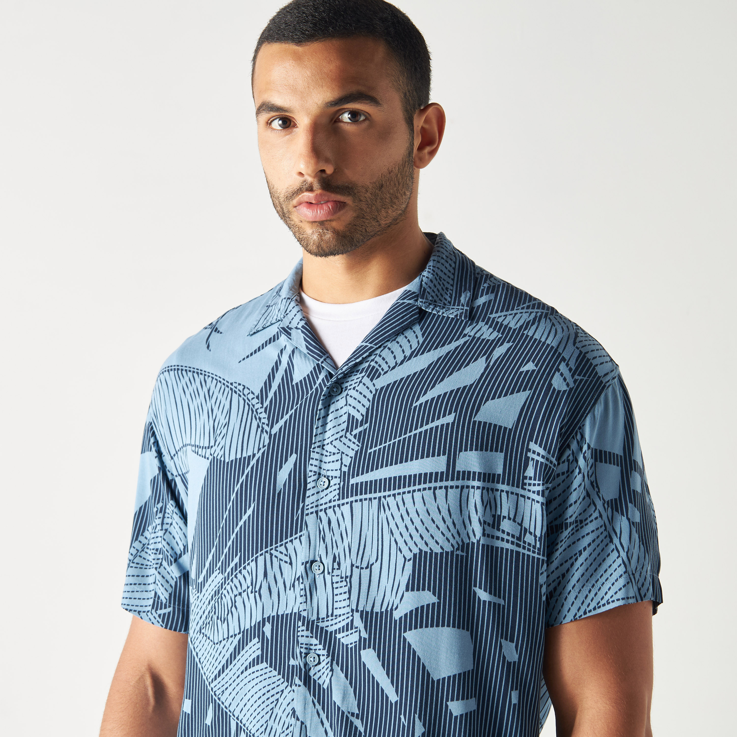 قميص كاجوال من جاك آند جونز بياقة كوبية وأكمام قصيرة مع تائي ايند دائي -men-clothing-shirts-image-20