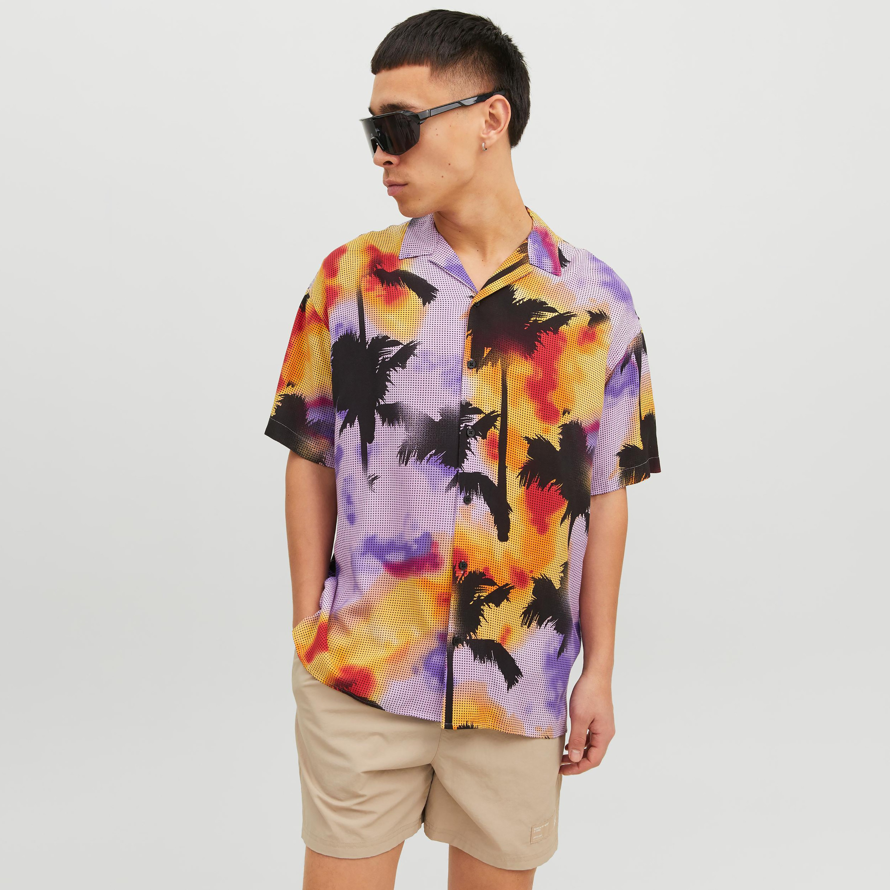 قميص كاجوال من جاك آند جونز بياقة كوبية وأكمام قصيرة مع تائي ايند دائي -men-clothing-shirts-image-1