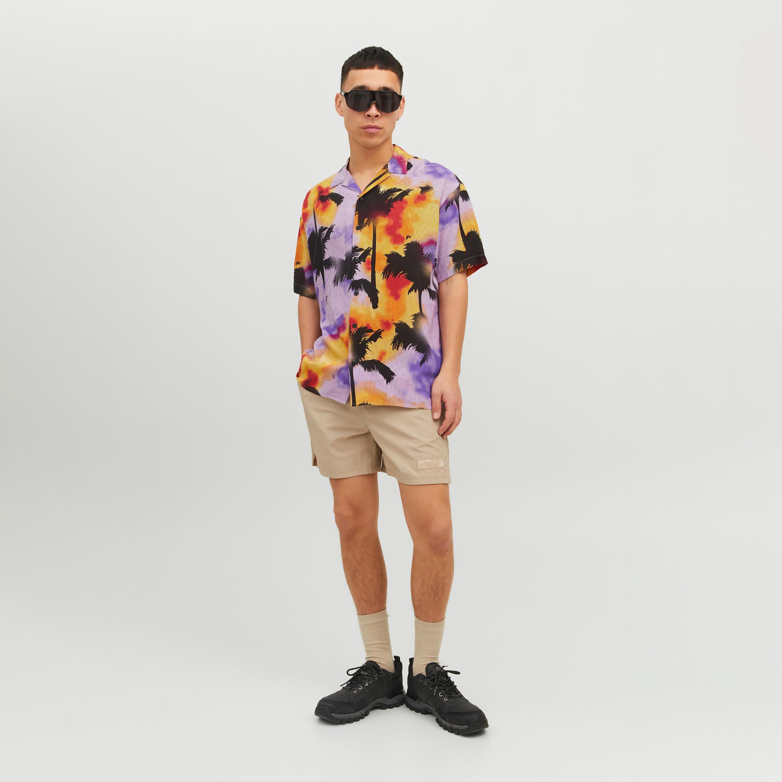 قميص كاجوال من جاك آند جونز بياقة كوبية وأكمام قصيرة مع تائي ايند دائي -men-clothing-shirts-image-2