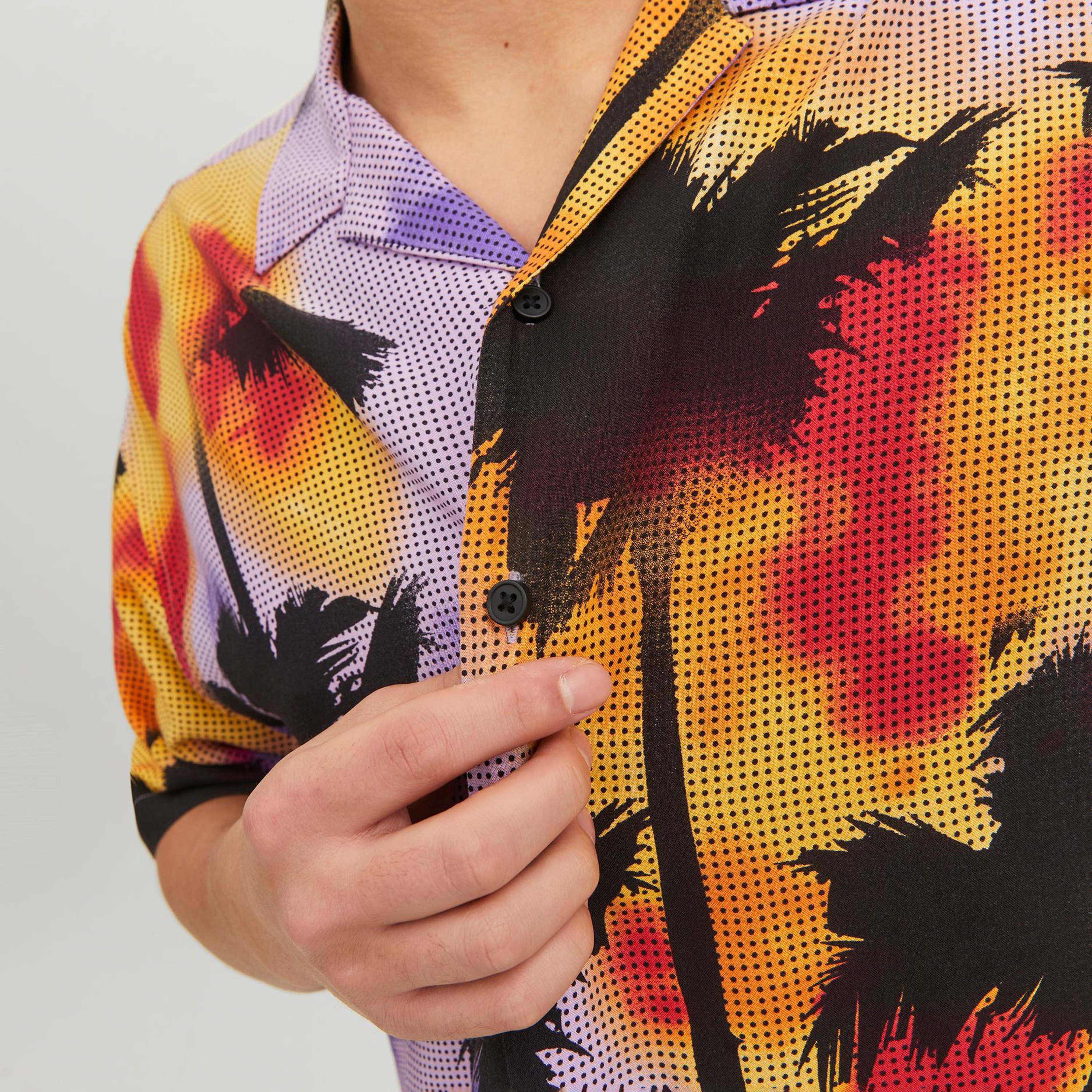 قميص كاجوال من جاك آند جونز بياقة كوبية وأكمام قصيرة مع تائي ايند دائي -men-clothing-shirts-image-3