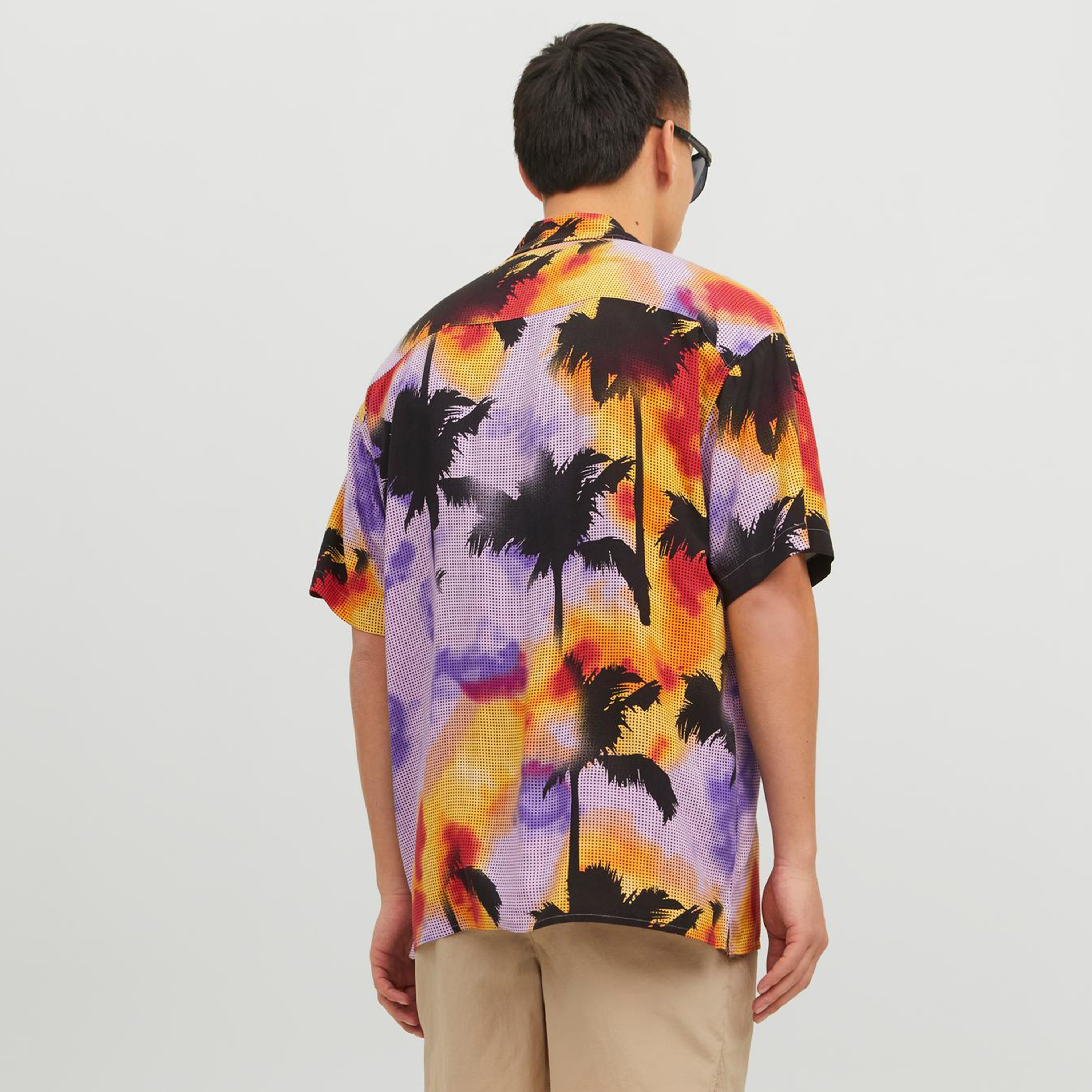 قميص كاجوال من جاك آند جونز بياقة كوبية وأكمام قصيرة مع تائي ايند دائي -men-clothing-shirts-image-4