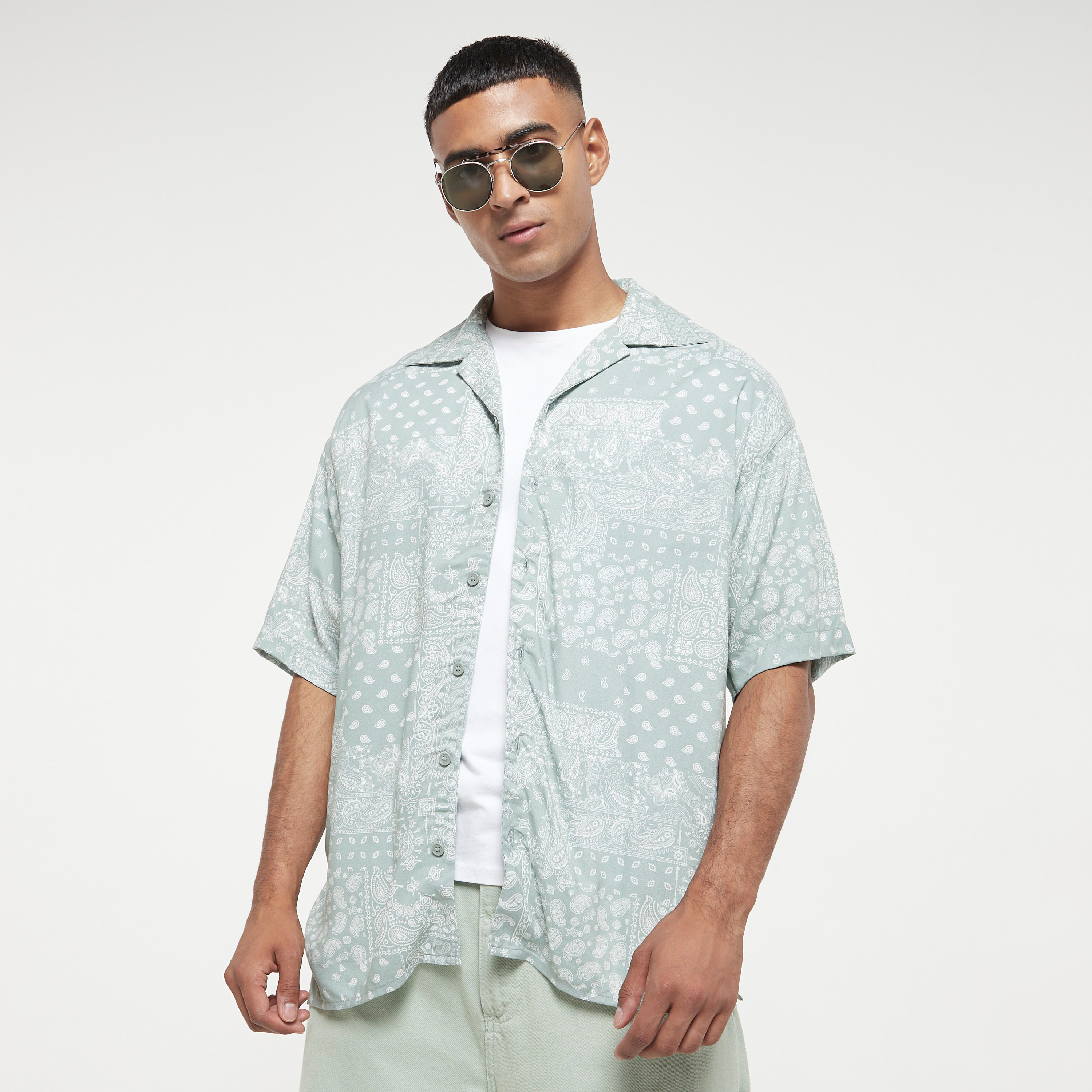 قميص كاجوال من جاك آند جونز بياقة كوبية وأكمام قصيرة مع بيزلي -men-clothing-shirts-image-1