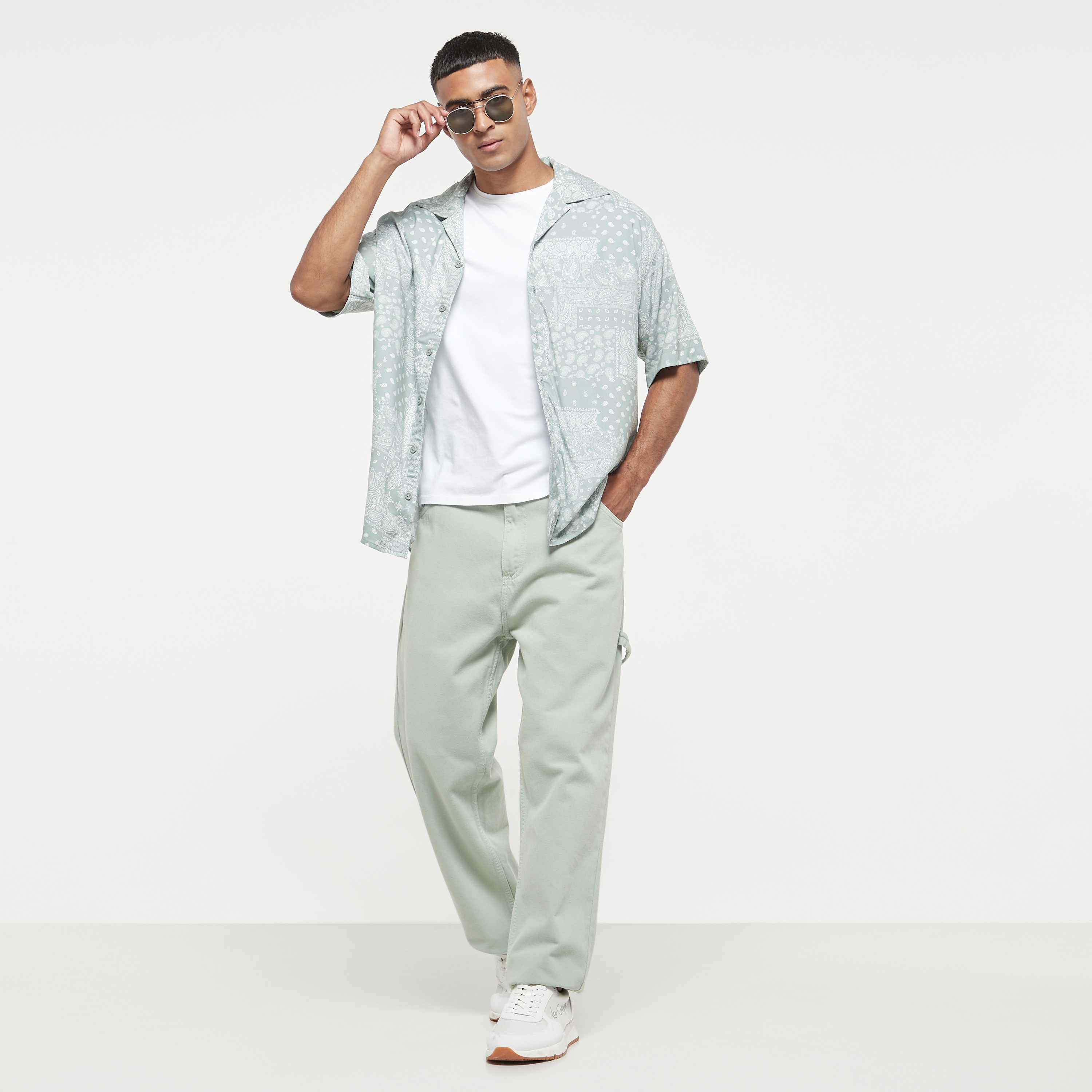 قميص كاجوال من جاك آند جونز بياقة كوبية وأكمام قصيرة مع بيزلي -men-clothing-shirts-image-2