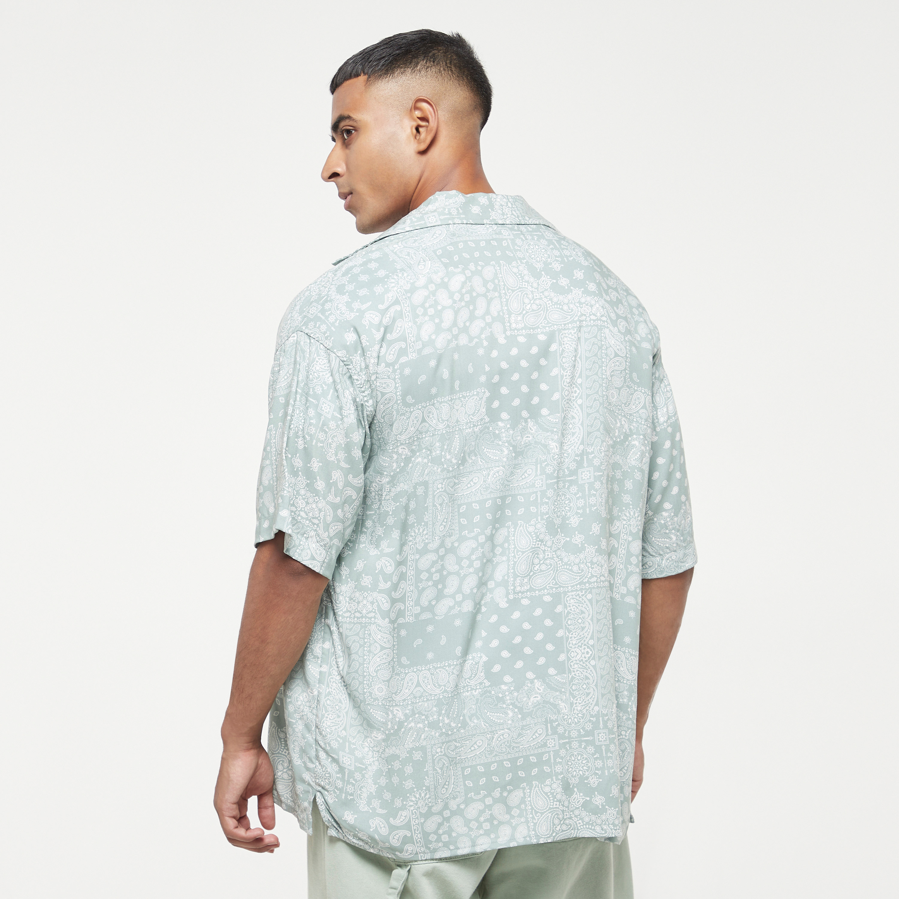 قميص كاجوال من جاك آند جونز بياقة كوبية وأكمام قصيرة مع بيزلي -men-clothing-shirts-image-3