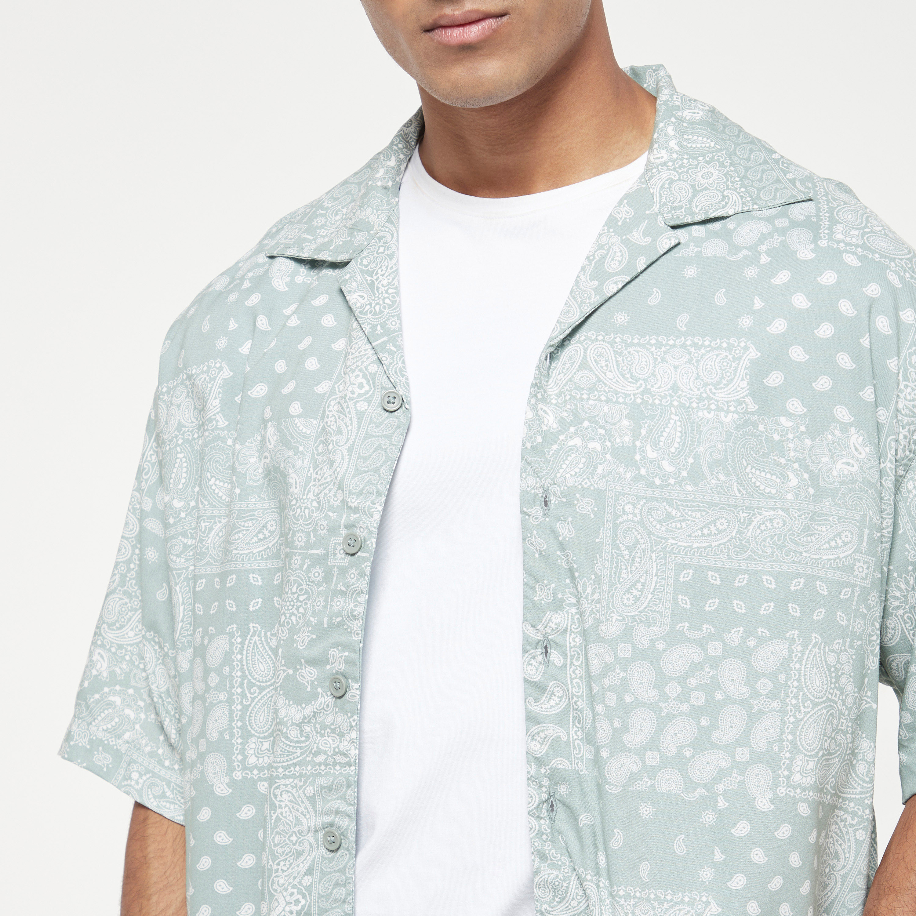 قميص كاجوال من جاك آند جونز بياقة كوبية وأكمام قصيرة مع بيزلي -men-clothing-shirts-image-4