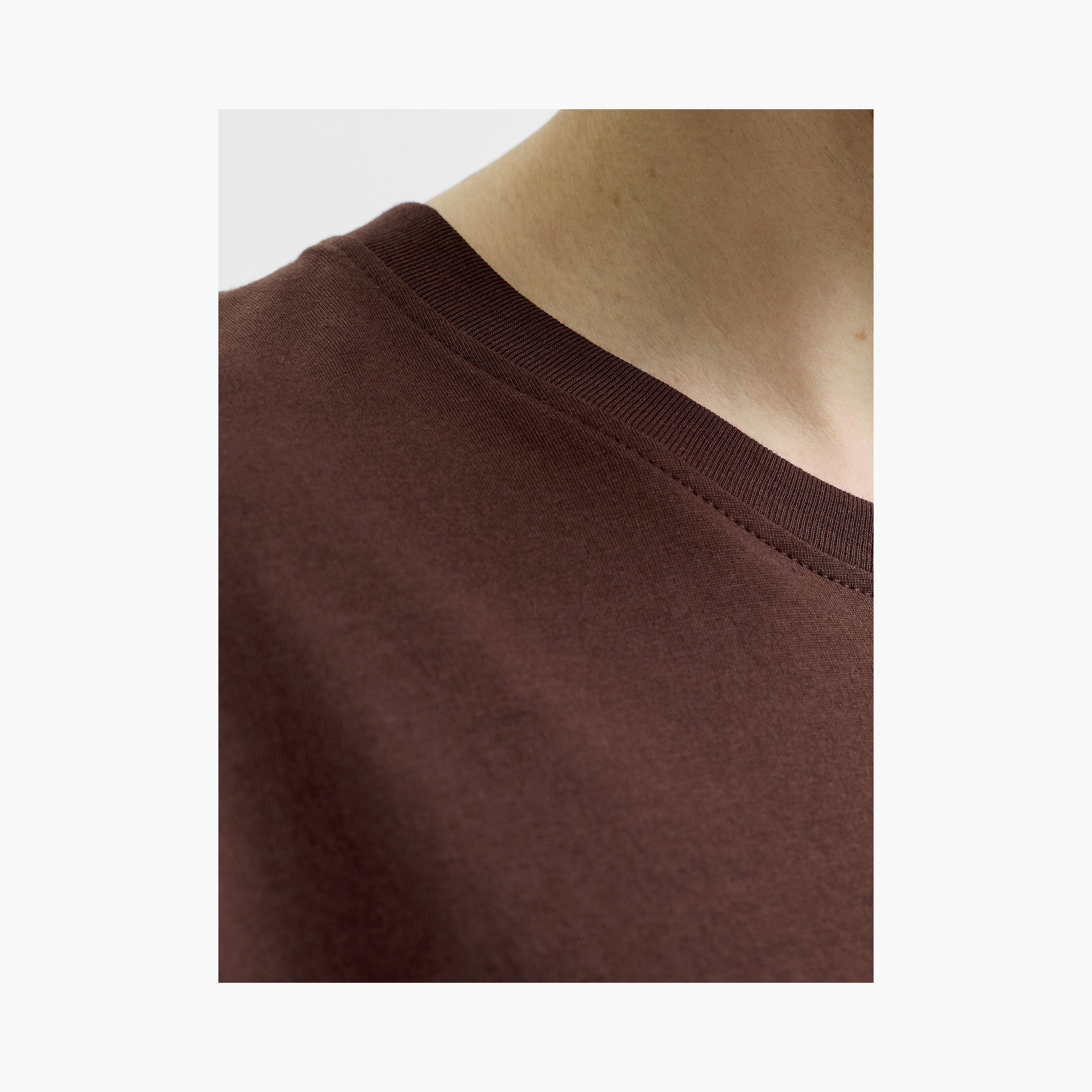 تيشيرت رجالي مطبوع بنص بياقة دائرية وأكمام قصيرة من جاك ان جونز-women-clothing-tshirts-image-5