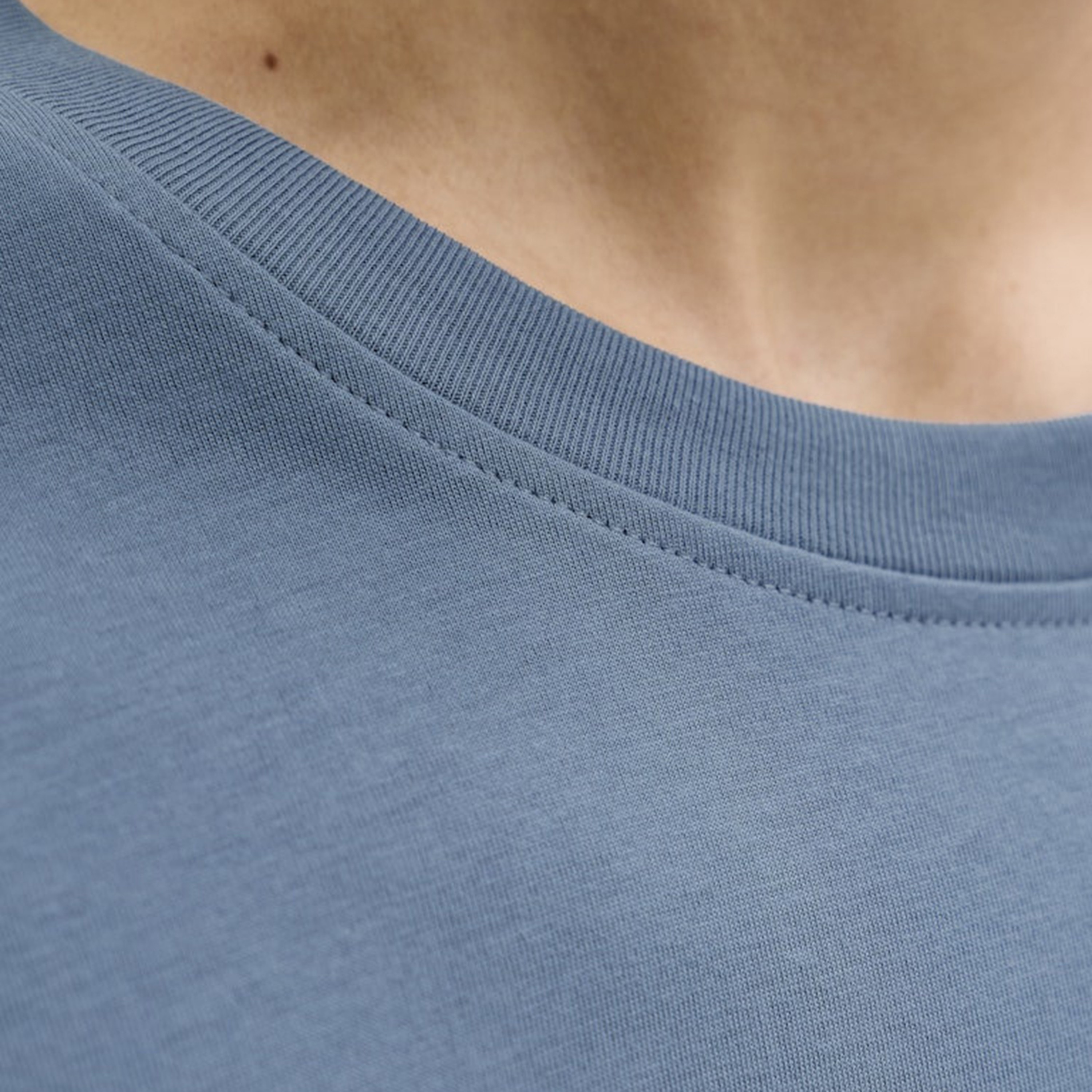 تي شيرت من جاك آند جونز بطبعة شعار بأكمام قصيرة و ياقة مستديرة-men-clothing-tshirtsandpolos-tshirts-image-23