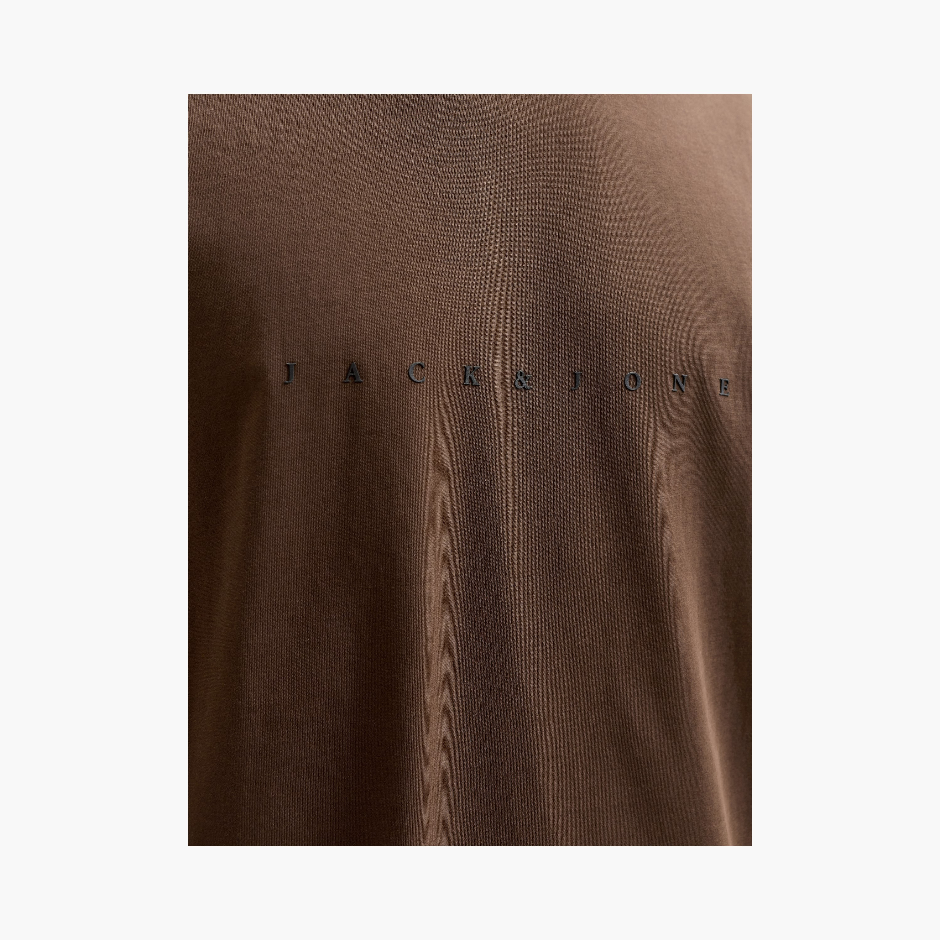 تيشيرت رجالي مطبوع بنص بياقة دائرية وأكمام قصيرة من جاك ان جونز-women-clothing-tshirts-image-6