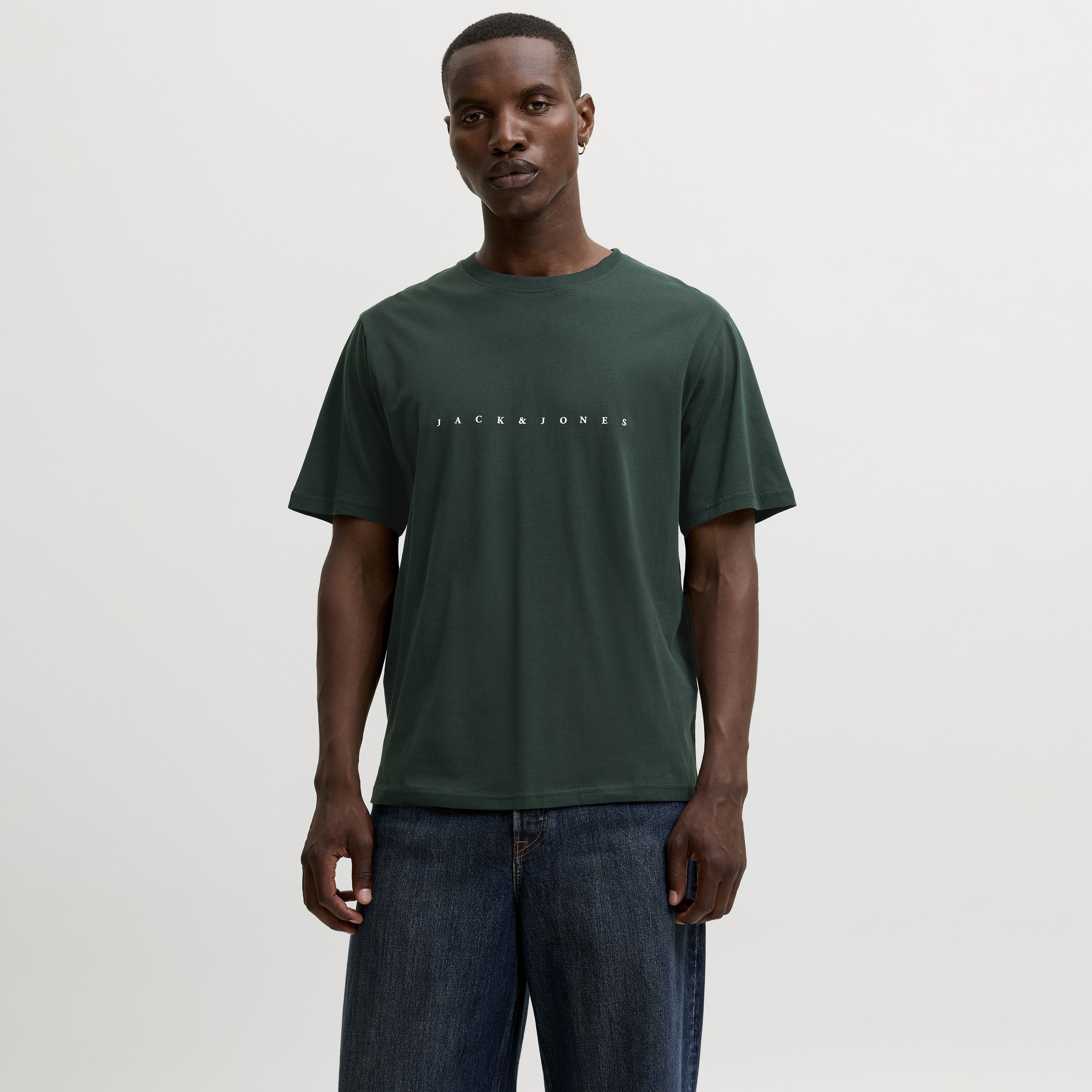 تيشيرت رجالي مطبوع بنص بياقة دائرية وأكمام قصيرة من جاك ان جونز-women-clothing-tshirts-image-1