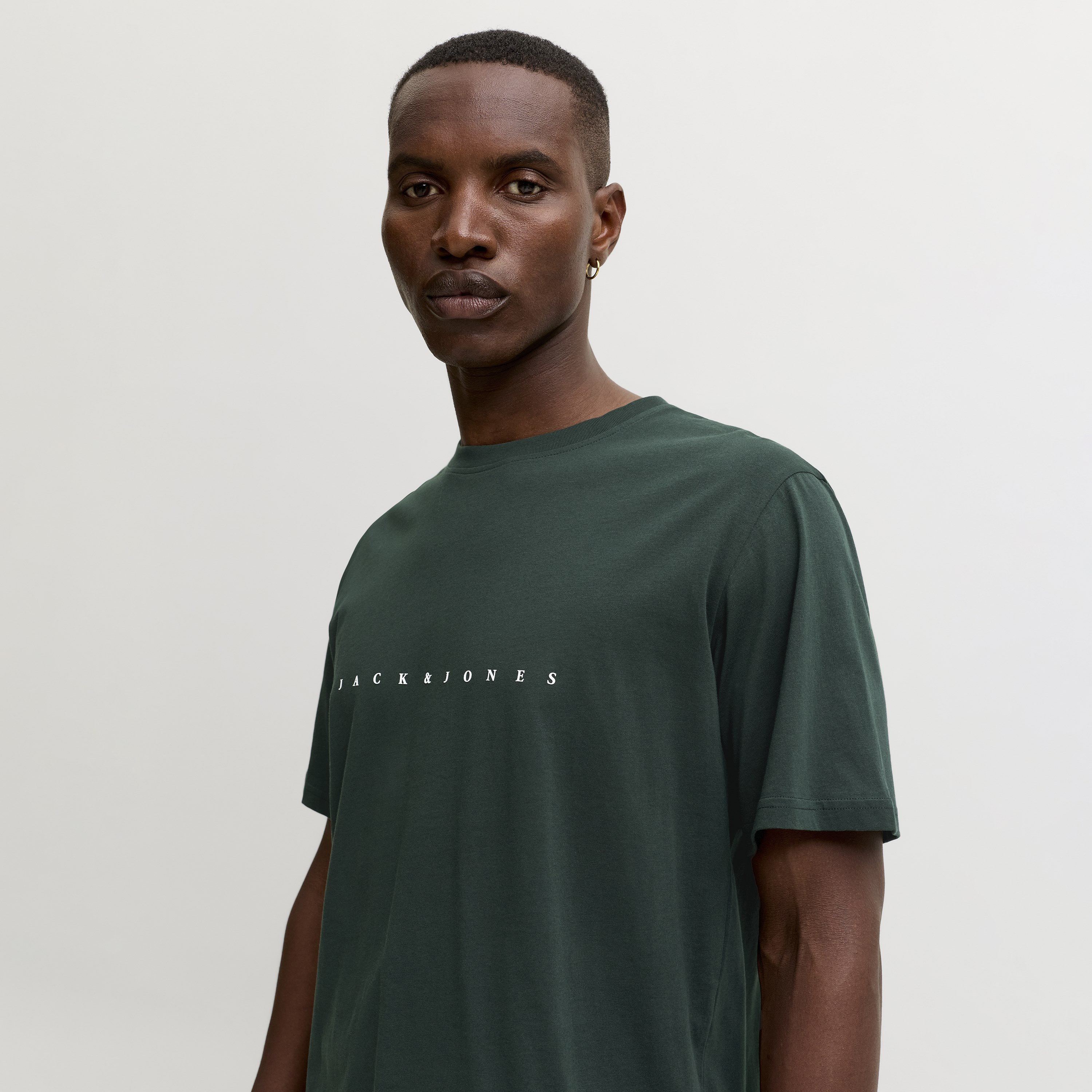 تيشيرت رجالي مطبوع بنص بياقة دائرية وأكمام قصيرة من جاك ان جونز-women-clothing-tshirts-image-3