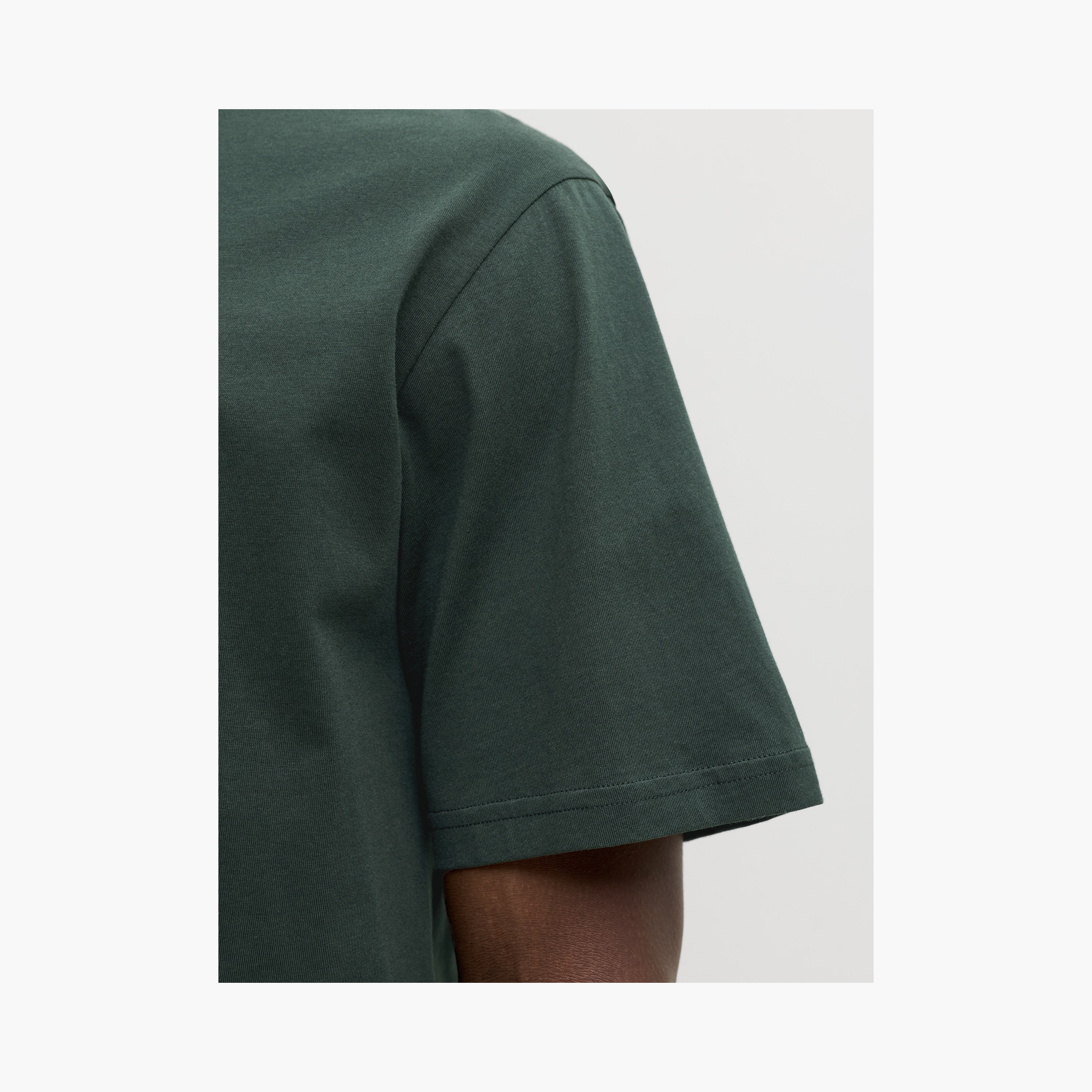 تيشيرت رجالي مطبوع بنص بياقة دائرية وأكمام قصيرة من جاك ان جونز-women-clothing-tshirts-image-5