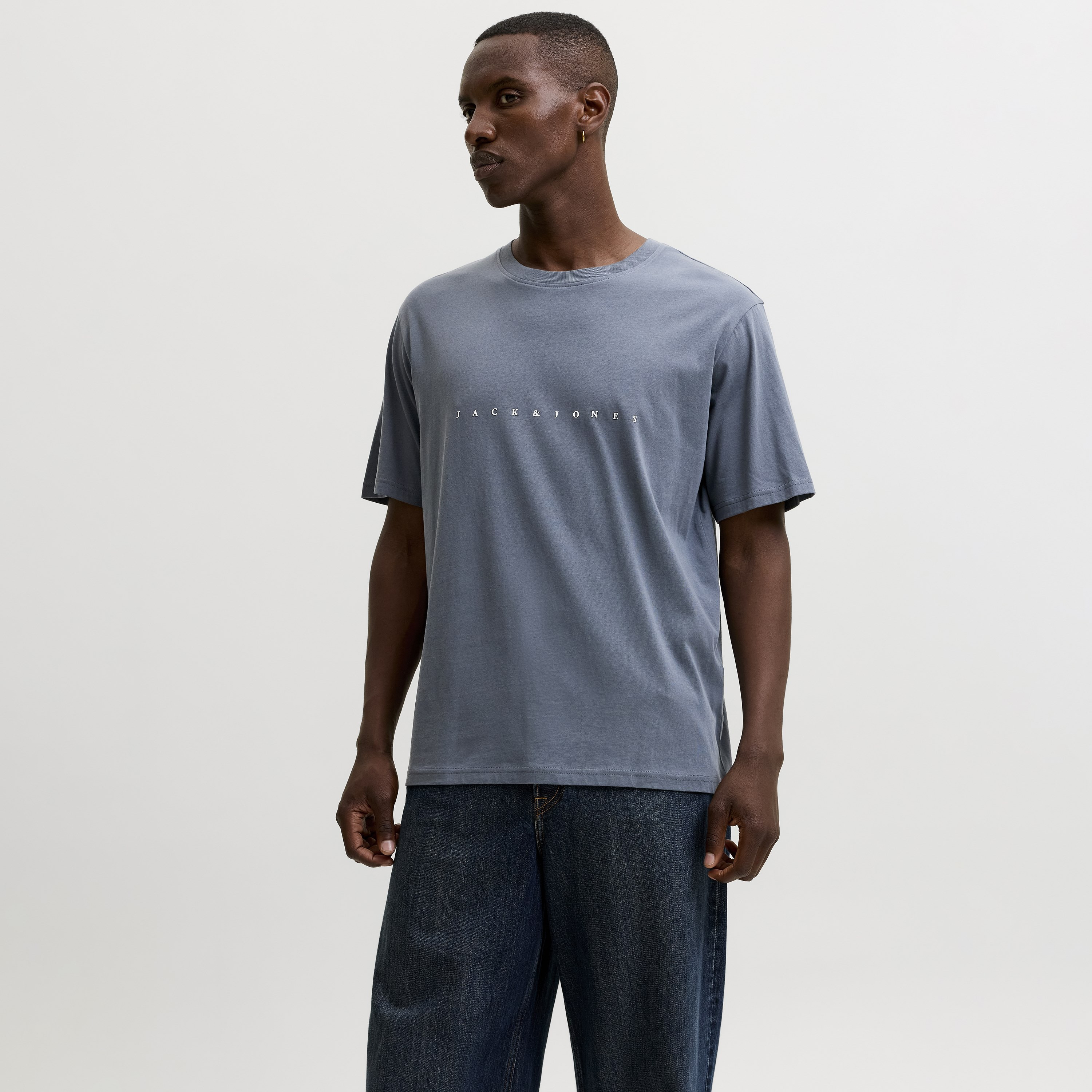 تيشيرت رجالي مطبوع بنص بياقة دائرية وأكمام قصيرة من جاك ان جونز-women-clothing-tshirts-image-1