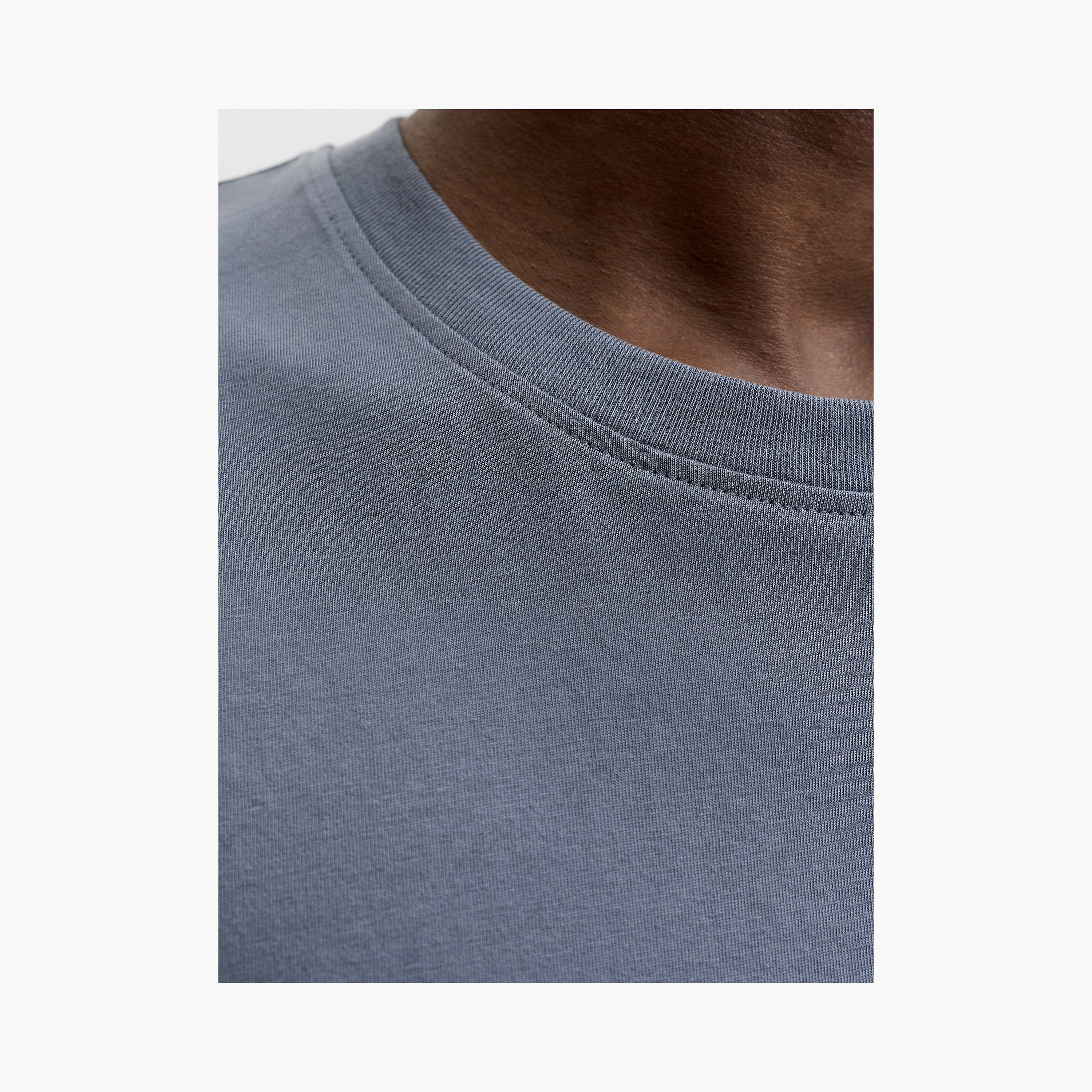تيشيرت رجالي مطبوع بنص بياقة دائرية وأكمام قصيرة من جاك ان جونز-women-clothing-tshirts-image-5