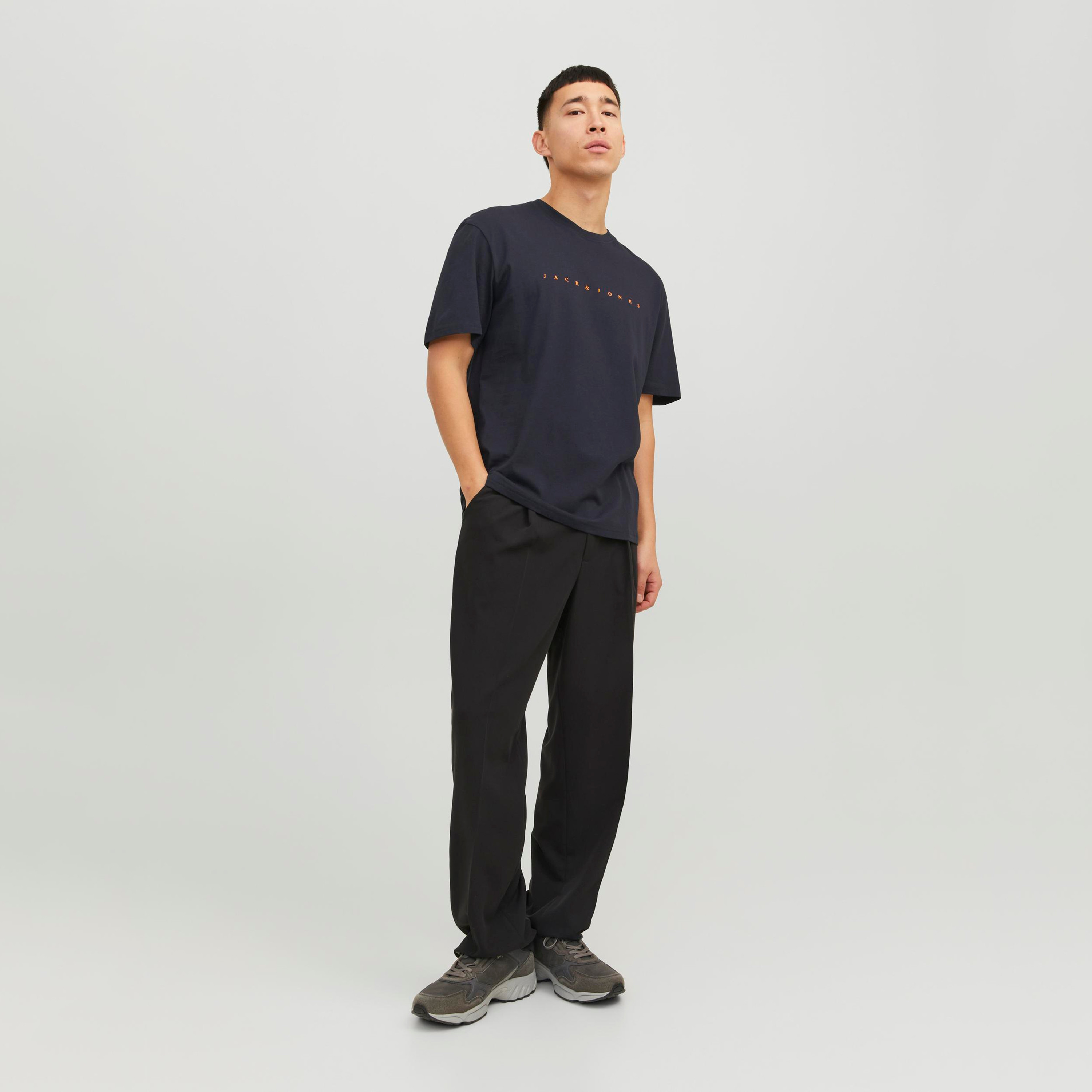 تي شيرت من جاك آند جونز بطبعة شعار بأكمام قصيرة و ياقة مستديرة-men-clothing-tshirtsandpolos-tshirts-image-10