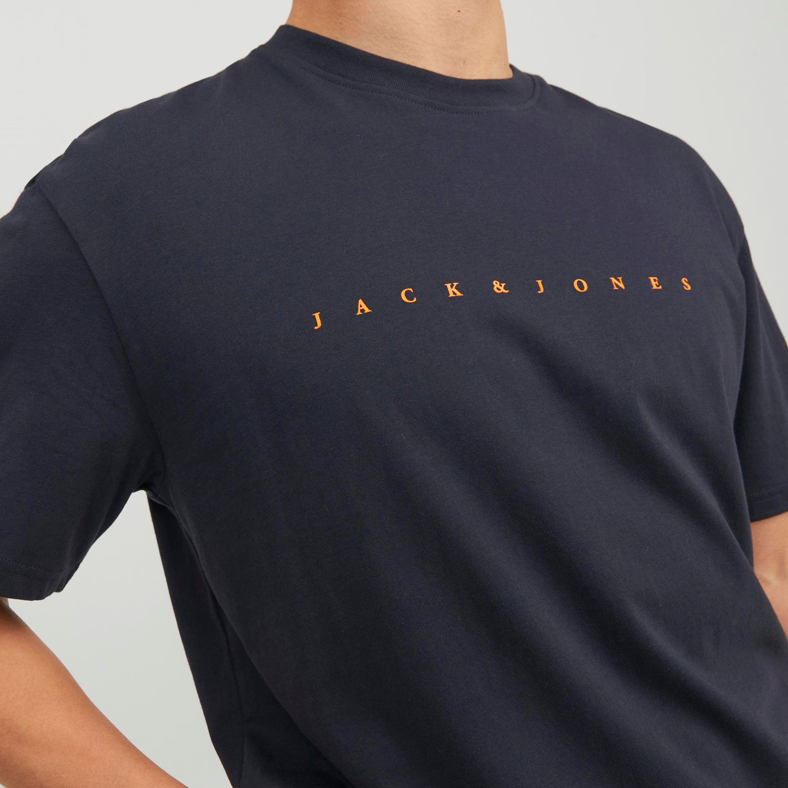 تي شيرت من جاك آند جونز بطبعة شعار بأكمام قصيرة و ياقة مستديرة-men-clothing-tshirtsandpolos-tshirts-image-11