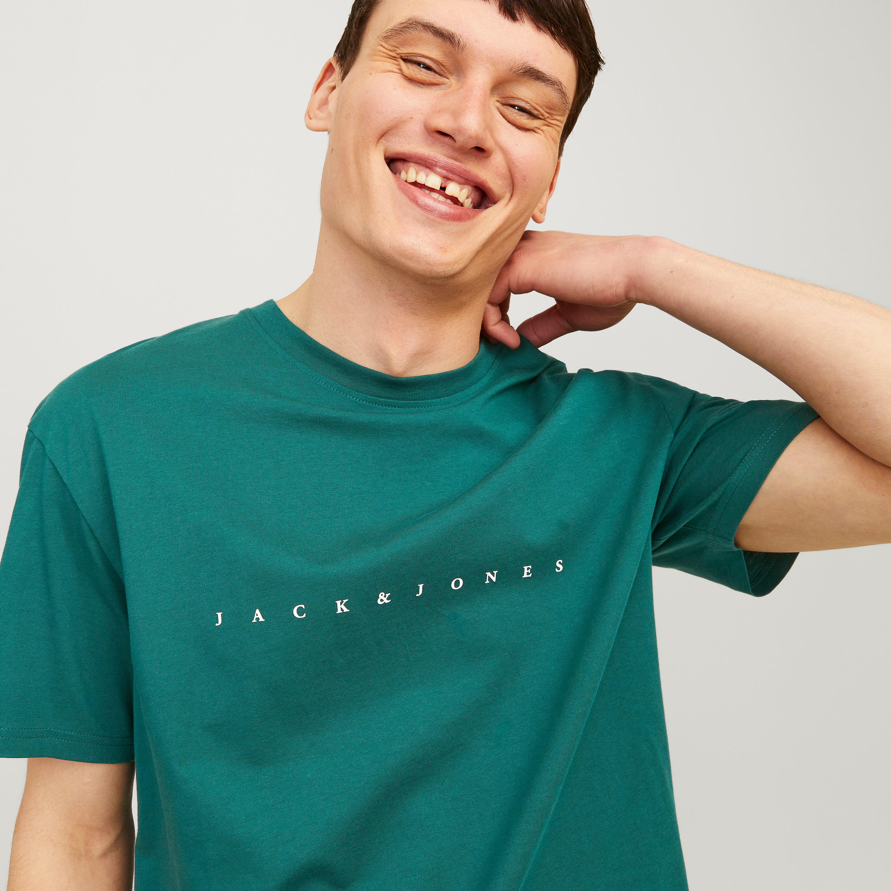 تي شيرت رجالي بأكمام قصيرة ورقبة دائرية وشعار من جاك اند جونز-men-clothing-tshirtsandpolos-tshirts-image-3