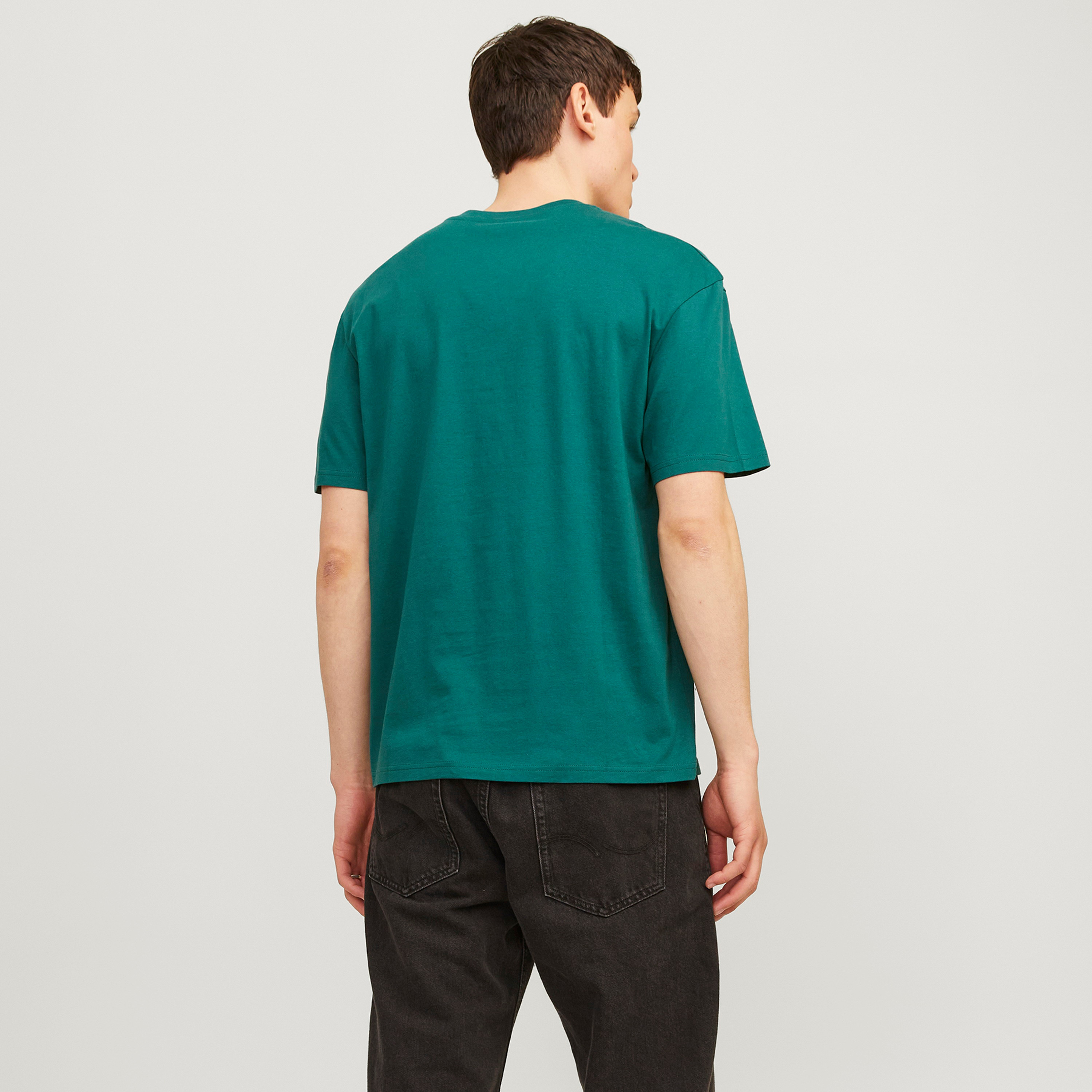 تي شيرت رجالي بأكمام قصيرة ورقبة دائرية وشعار من جاك اند جونز-men-clothing-tshirtsandpolos-tshirts-image-4