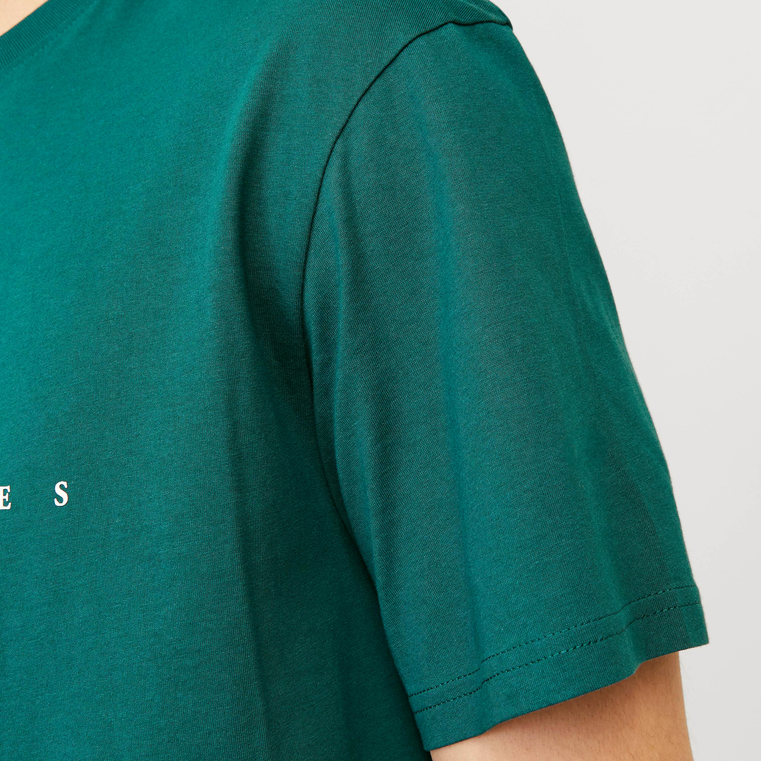تي شيرت رجالي بأكمام قصيرة ورقبة دائرية وشعار من جاك اند جونز-men-clothing-tshirtsandpolos-tshirts-image-5