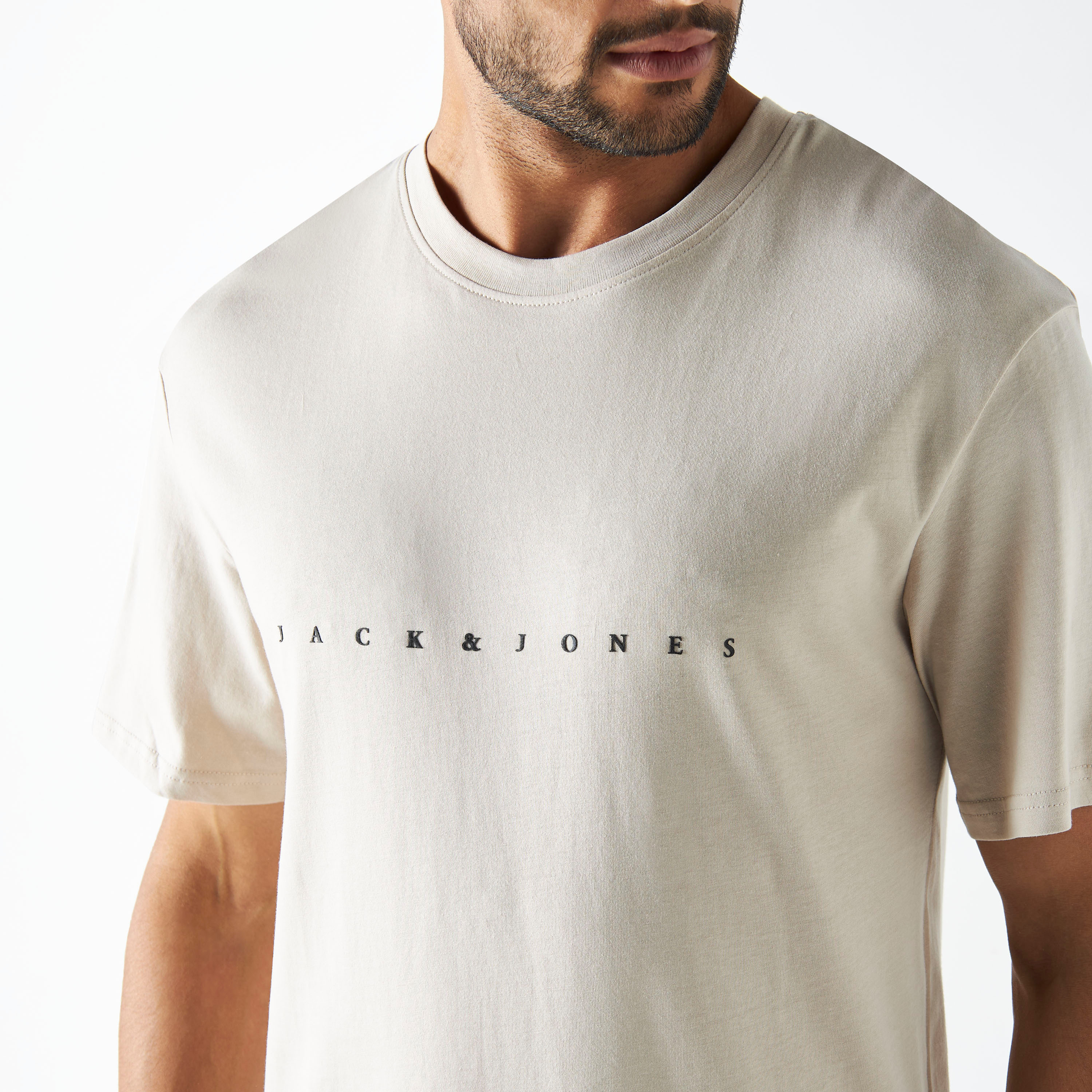 تي شيرت من جاك آند جونز بطبعة شعار بأكمام قصيرة و ياقة مستديرة-men-clothing-tshirtsandpolos-tshirts-image-3