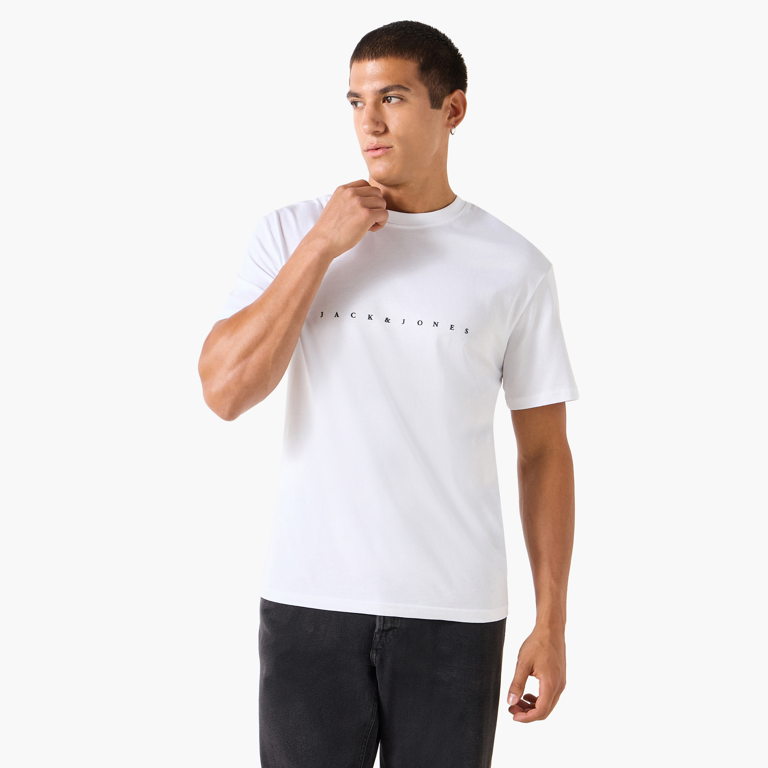 تي شيرت من جاك آند جونز بطبعة شعار بأكمام قصيرة و ياقة مستديرة-men-clothing-tshirtsandpolos-tshirts-image-13
