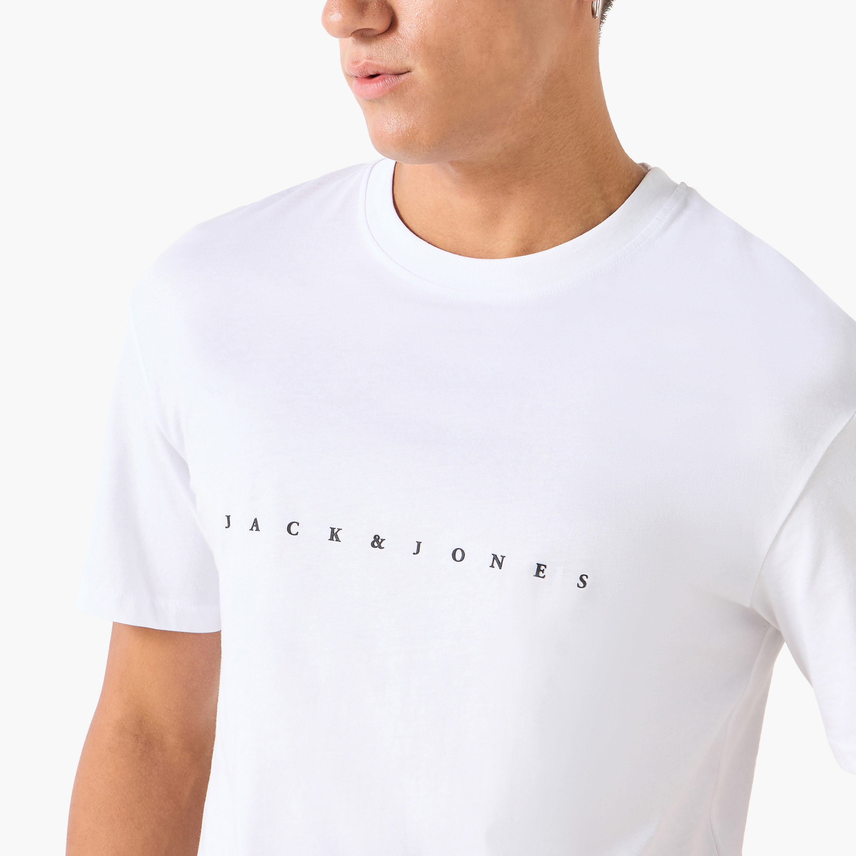 تي شيرت من جاك آند جونز بطبعة شعار بأكمام قصيرة و ياقة مستديرة-men-clothing-tshirtsandpolos-tshirts-image-16