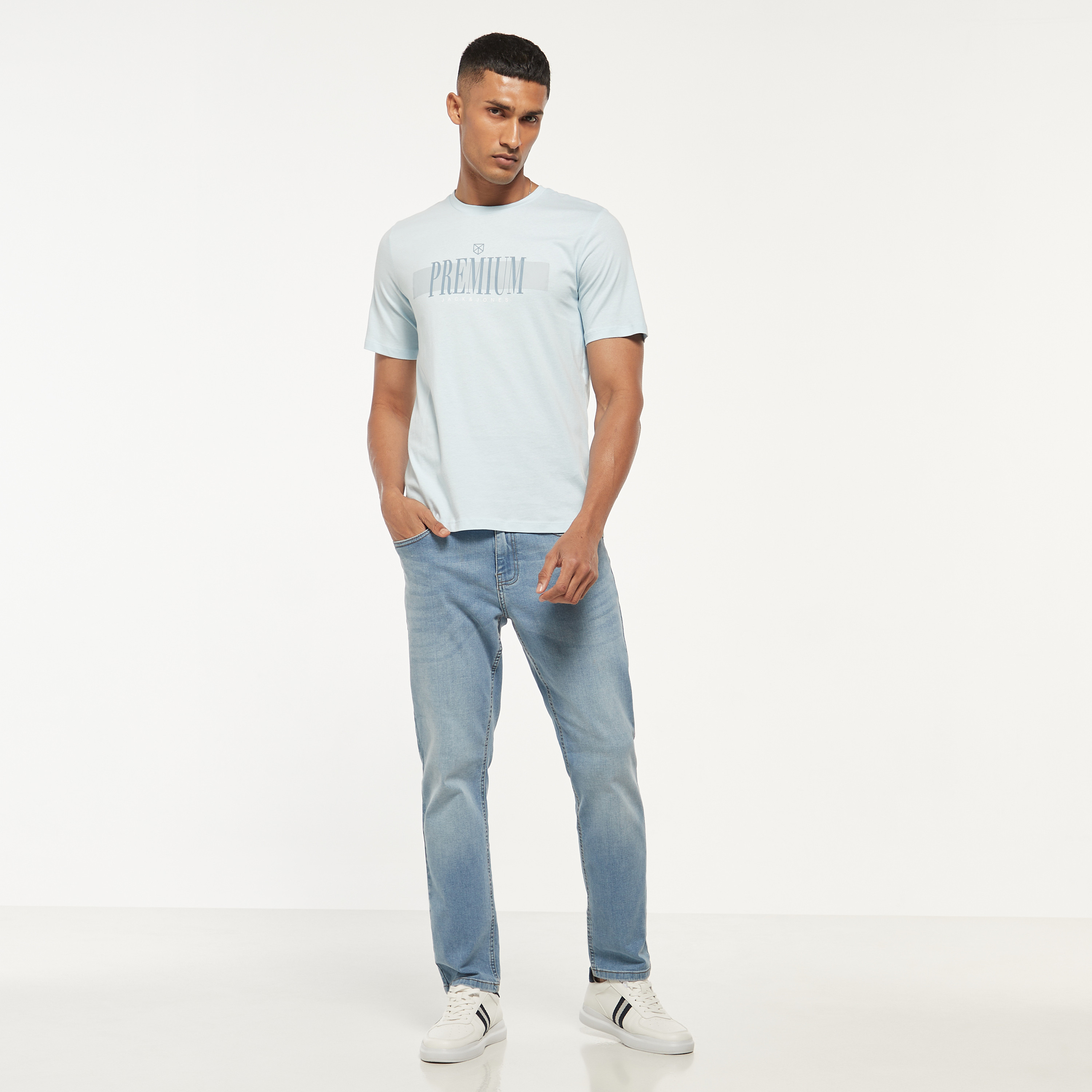 تي شيرت من جاك آند جونز مطبوع بأكمام قصيرة و ياقة مستديرة-men-clothing-tshirtsandpolos-tshirts-image-2