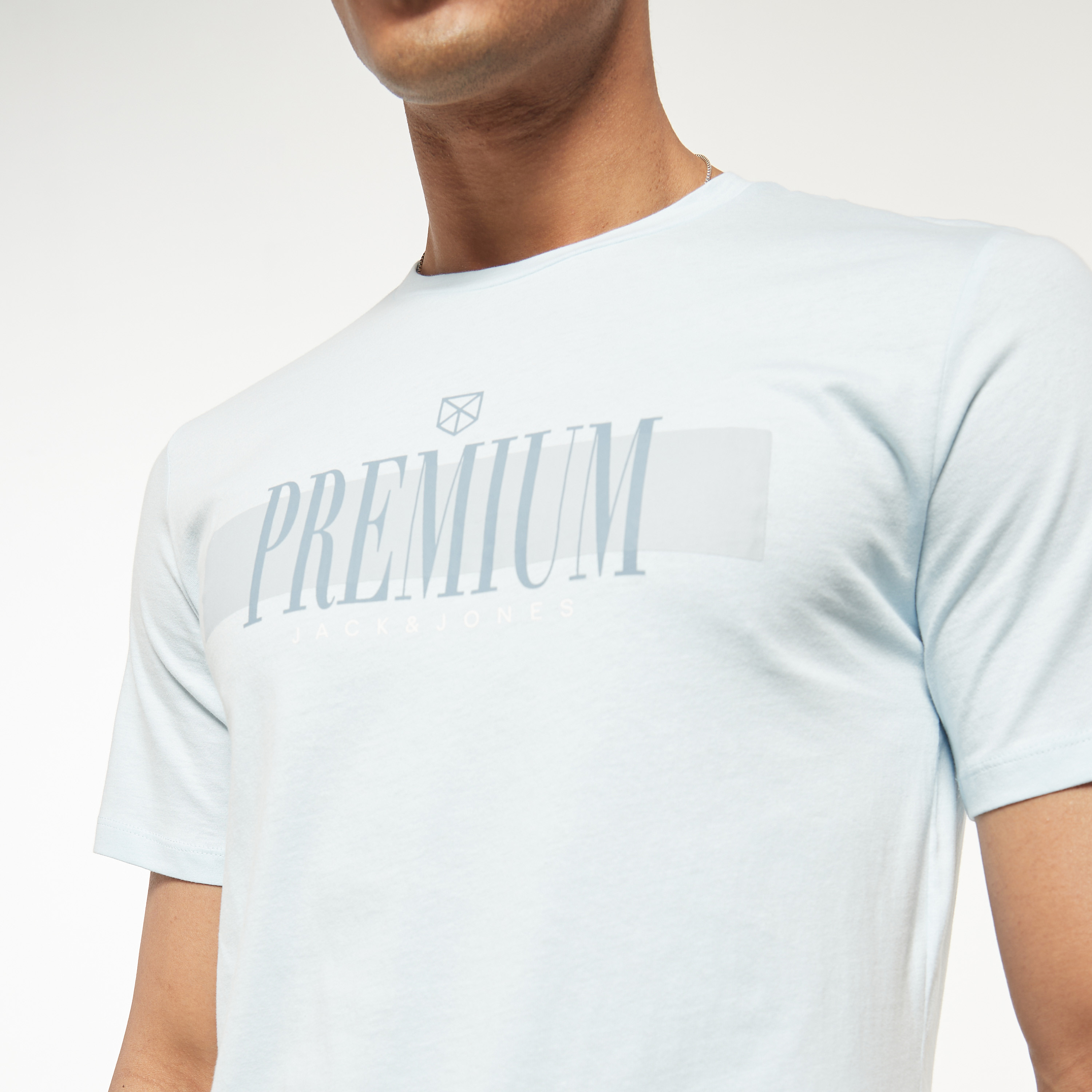 تي شيرت من جاك آند جونز مطبوع بأكمام قصيرة و ياقة مستديرة-men-clothing-tshirtsandpolos-tshirts-image-4