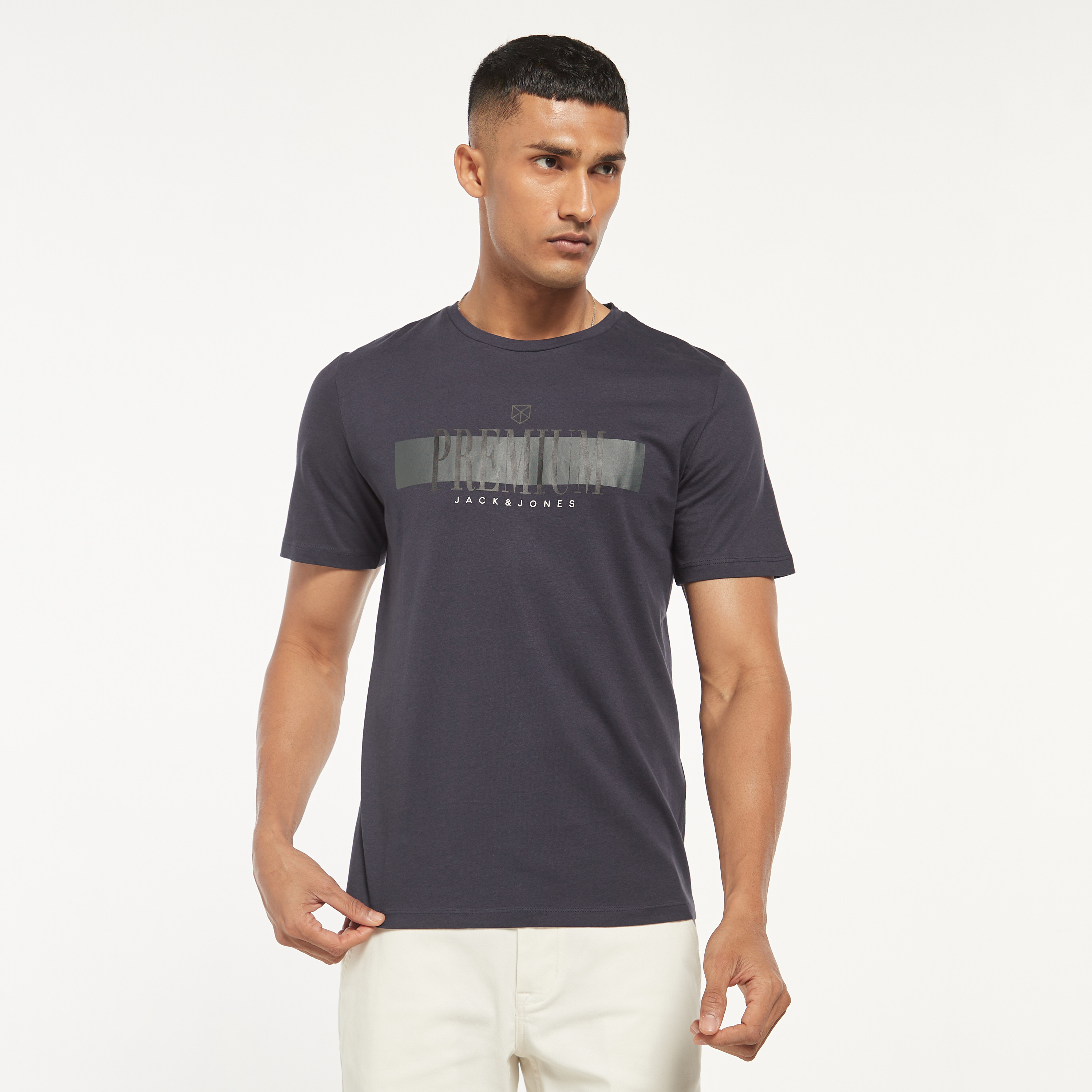 تي شيرت من جاك آند جونز مطبوع بأكمام قصيرة و ياقة مستديرة-men-clothing-tshirtsandpolos-tshirts-image-1