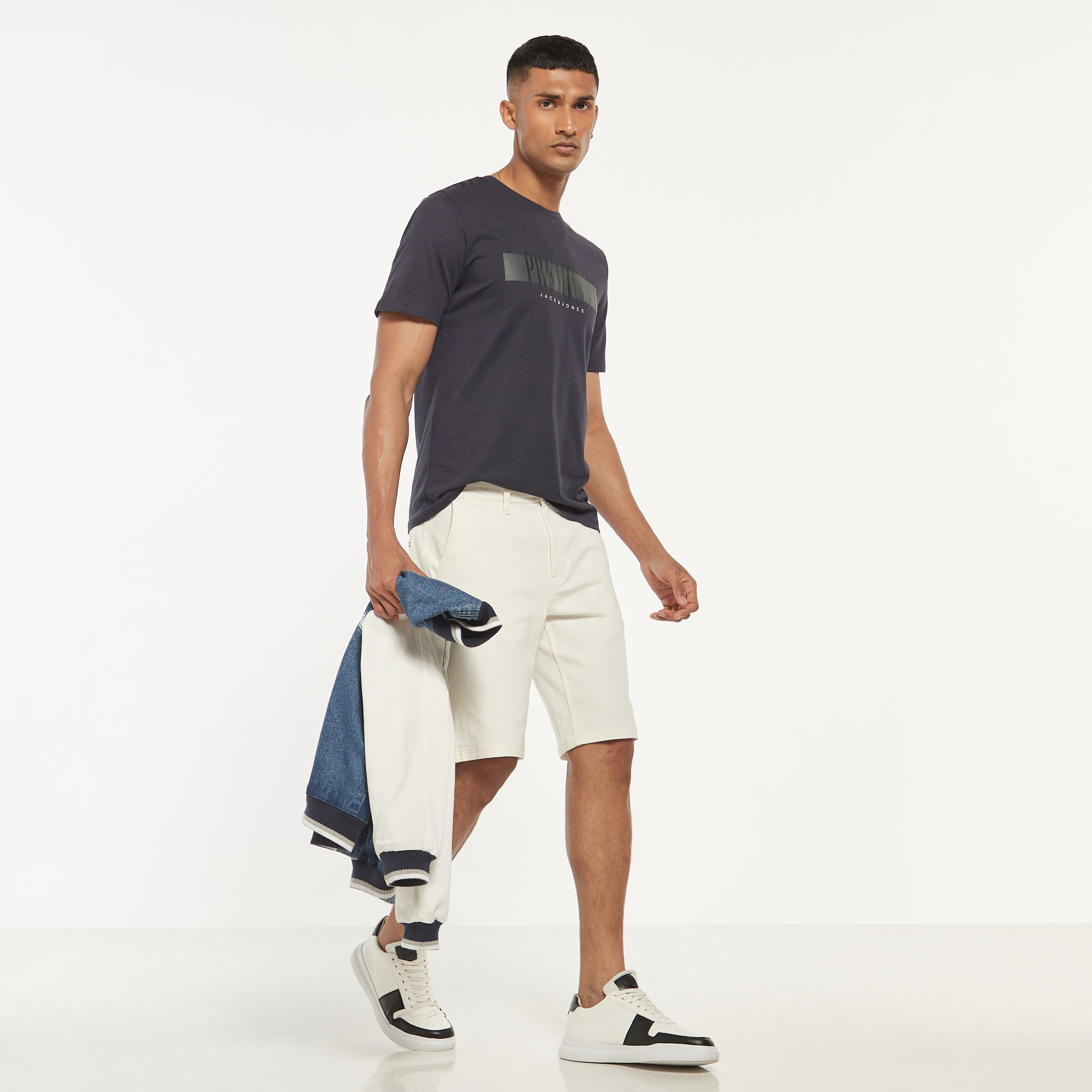 تي شيرت من جاك آند جونز مطبوع بأكمام قصيرة و ياقة مستديرة-men-clothing-tshirtsandpolos-tshirts-image-2