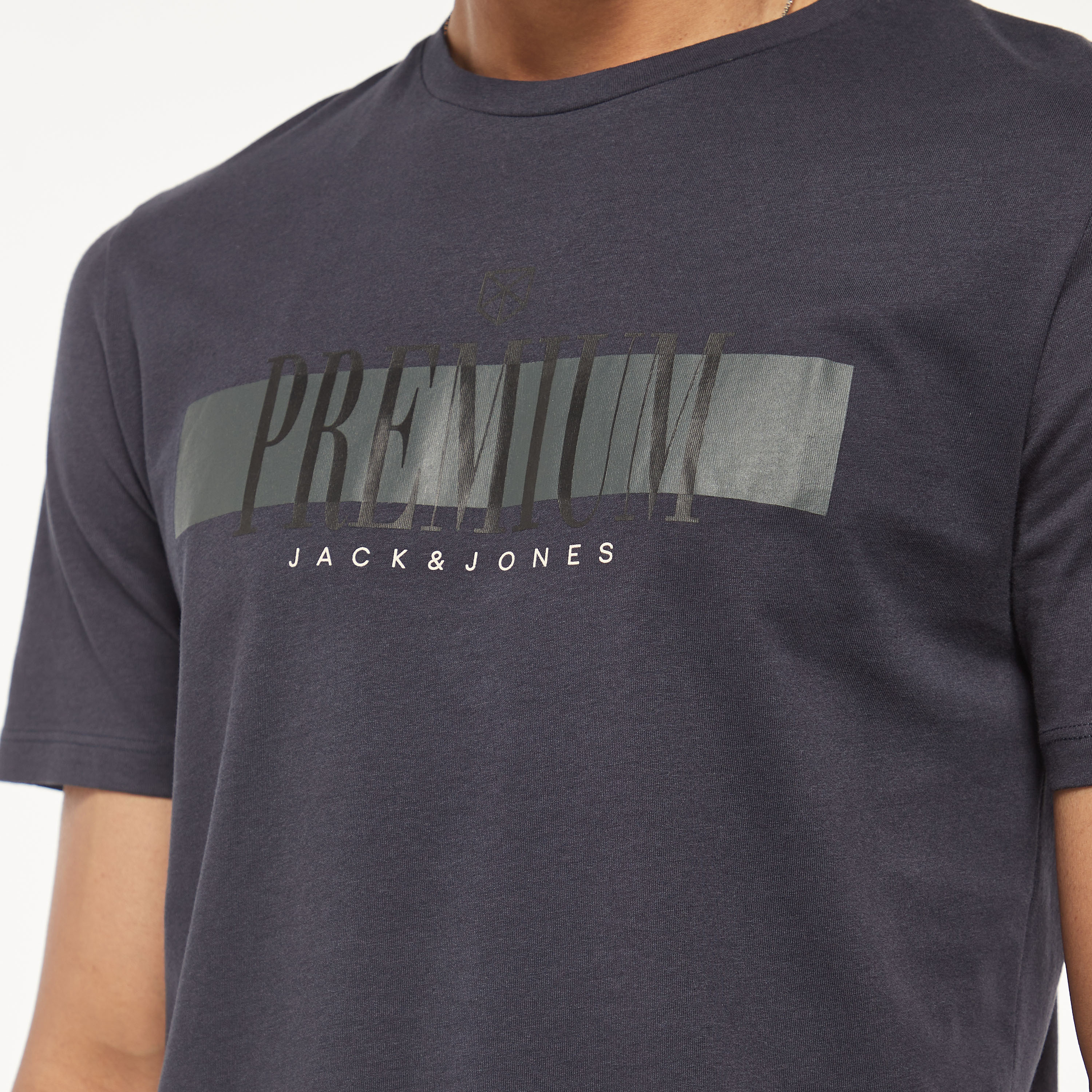 تي شيرت من جاك آند جونز مطبوع بأكمام قصيرة و ياقة مستديرة-men-clothing-tshirtsandpolos-tshirts-image-4