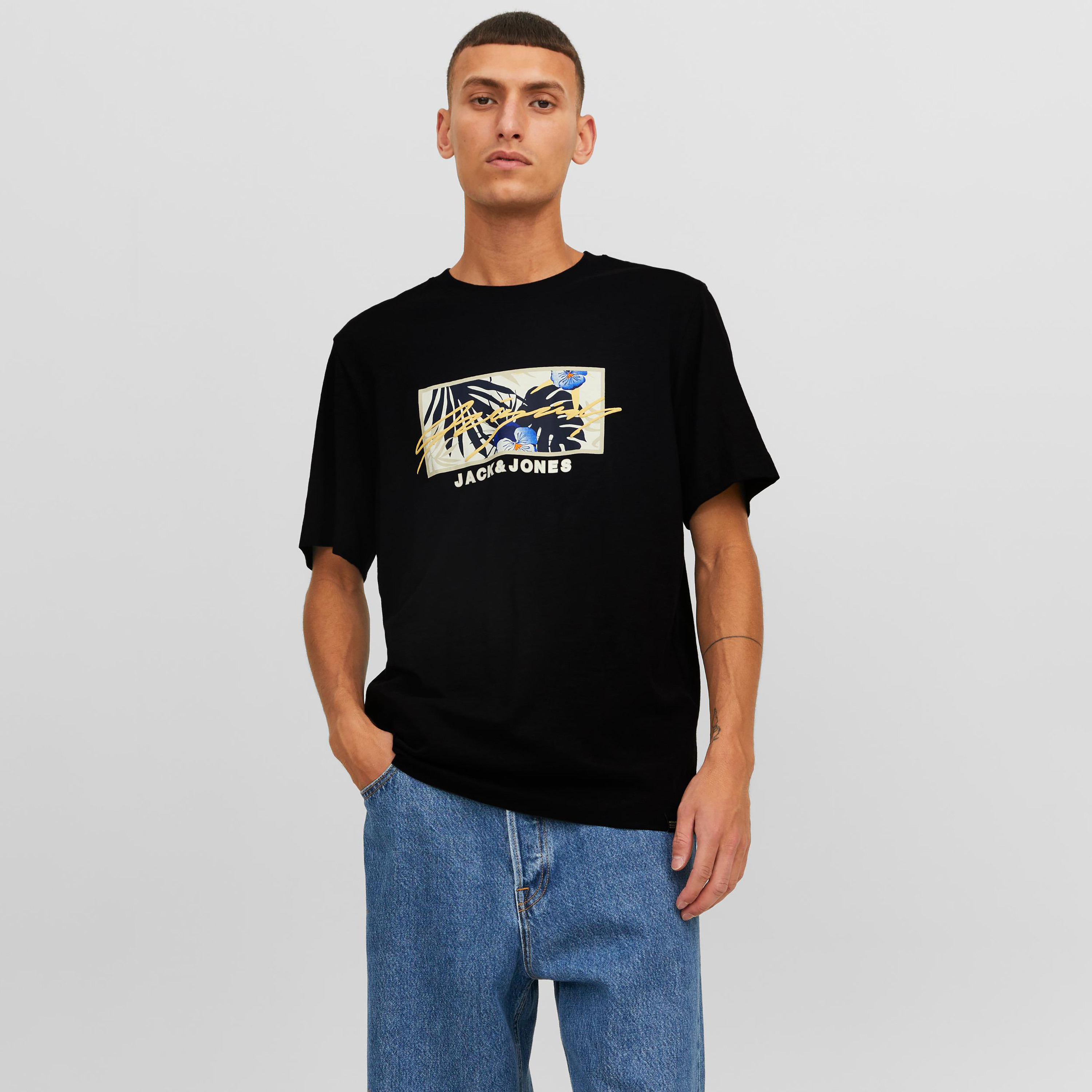  تي شيرت من جاك آند جونز مع شعار بأكمام قصيرة و ياقة مستديرة-men-clothing-tshirtsandpolos-tshirts-image-7
