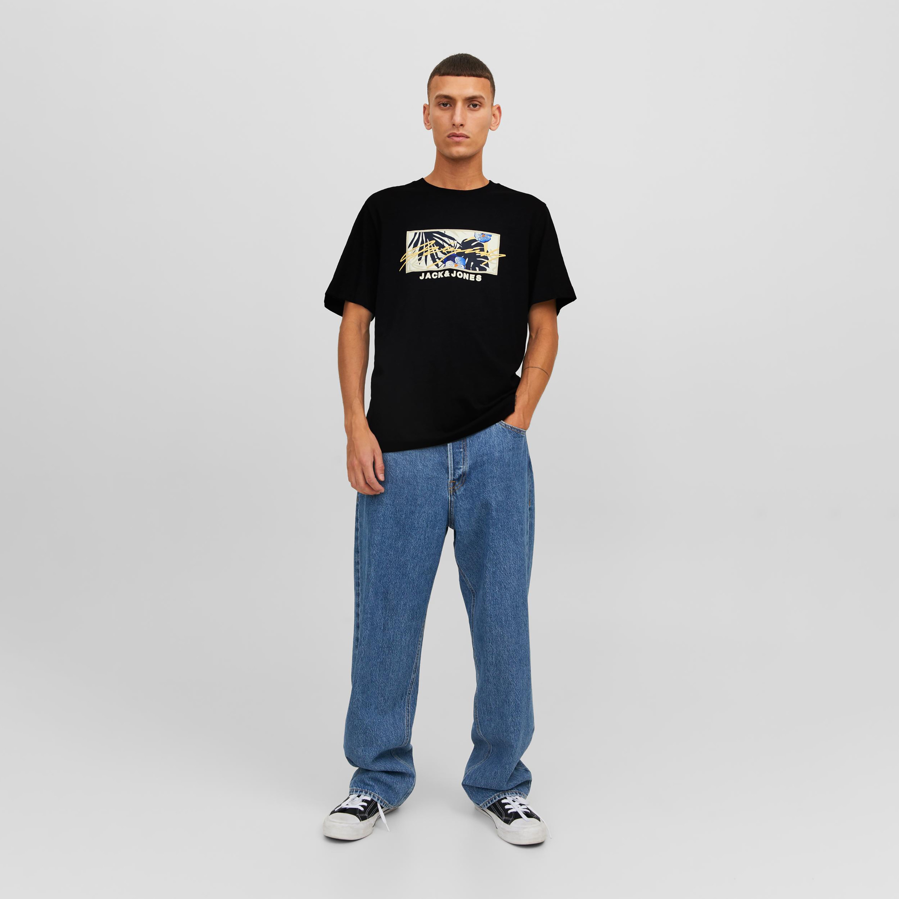  تي شيرت من جاك آند جونز مع شعار بأكمام قصيرة و ياقة مستديرة-men-clothing-tshirtsandpolos-tshirts-image-8