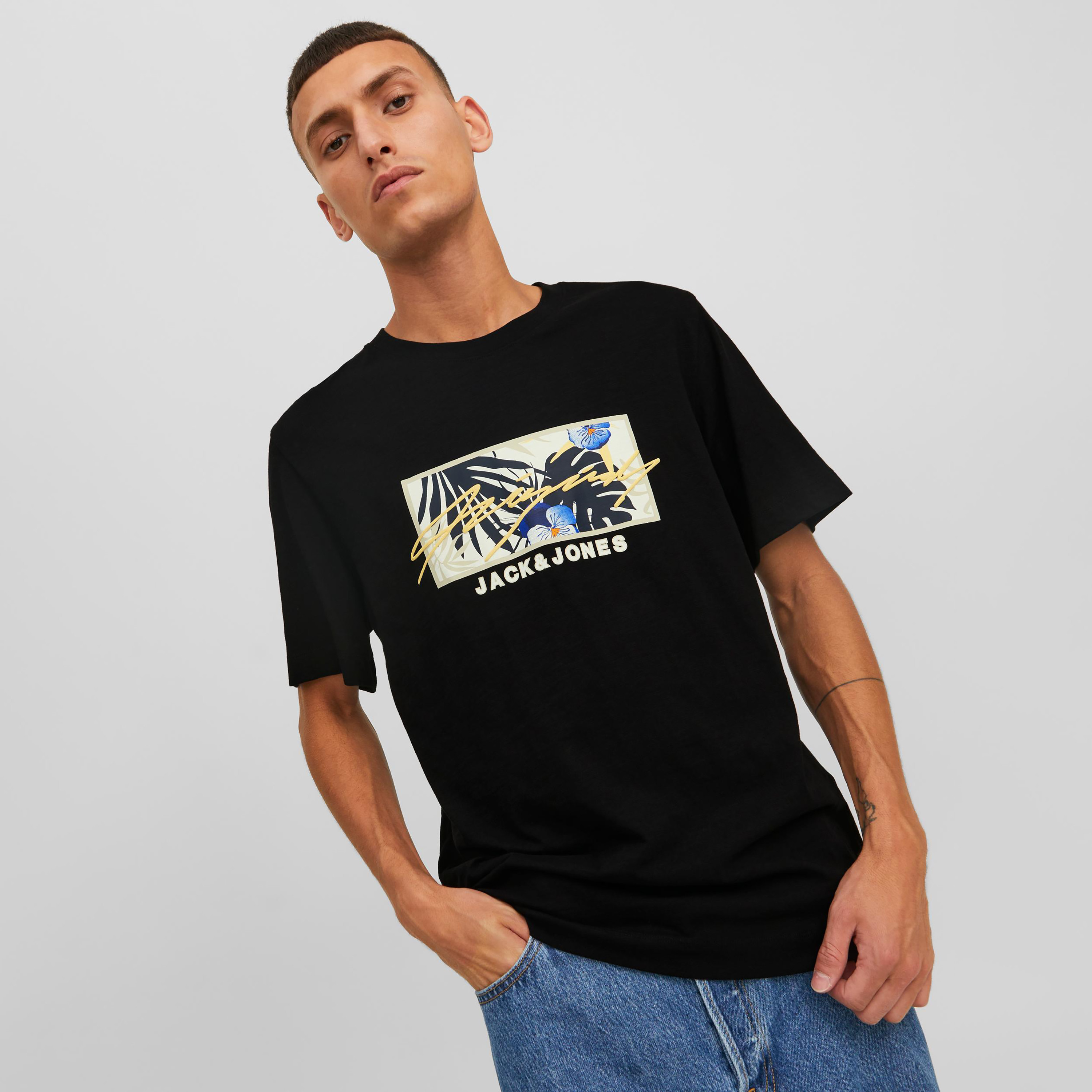  تي شيرت من جاك آند جونز مع شعار بأكمام قصيرة و ياقة مستديرة-men-clothing-tshirtsandpolos-tshirts-image-9