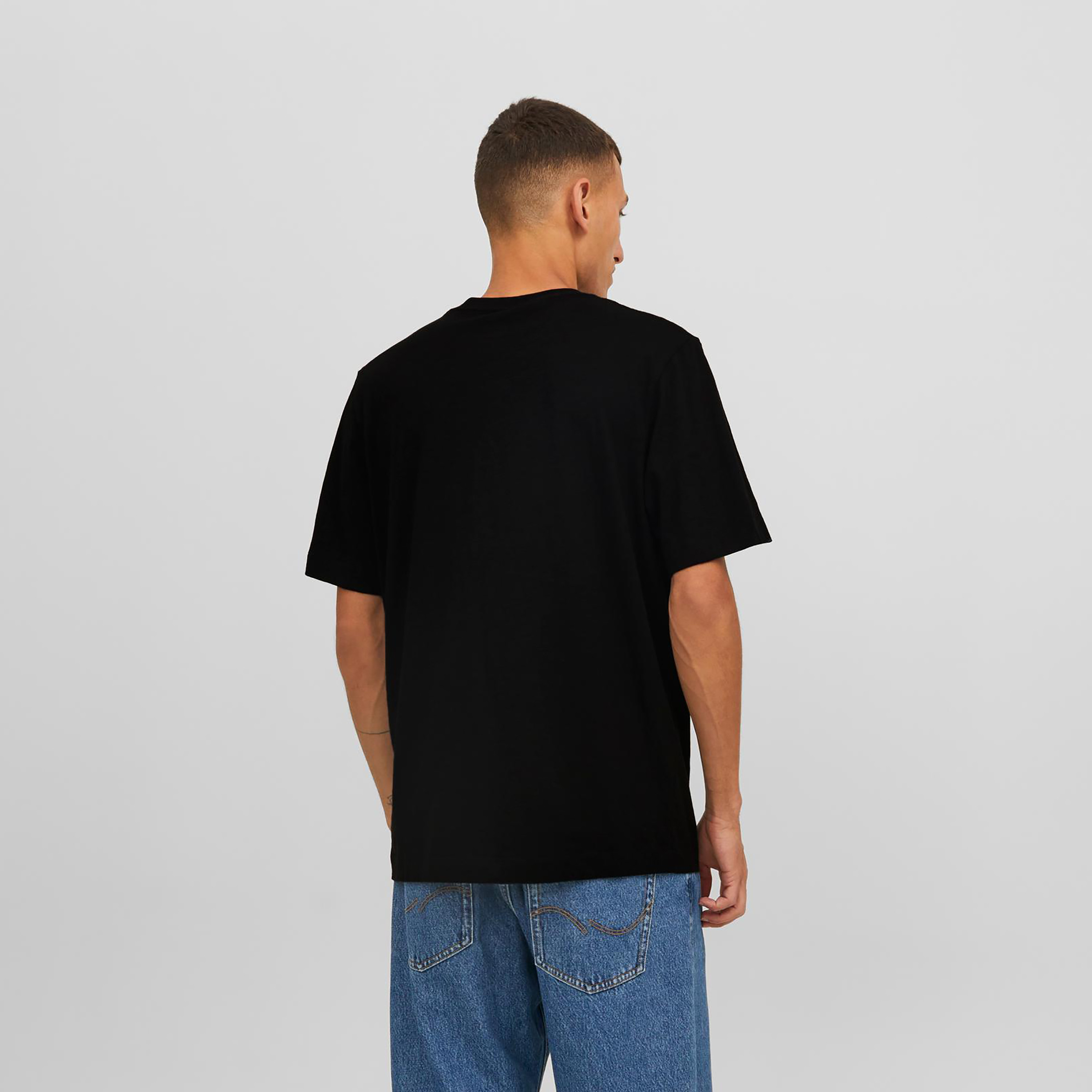  تي شيرت من جاك آند جونز مع شعار بأكمام قصيرة و ياقة مستديرة-men-clothing-tshirtsandpolos-tshirts-image-10