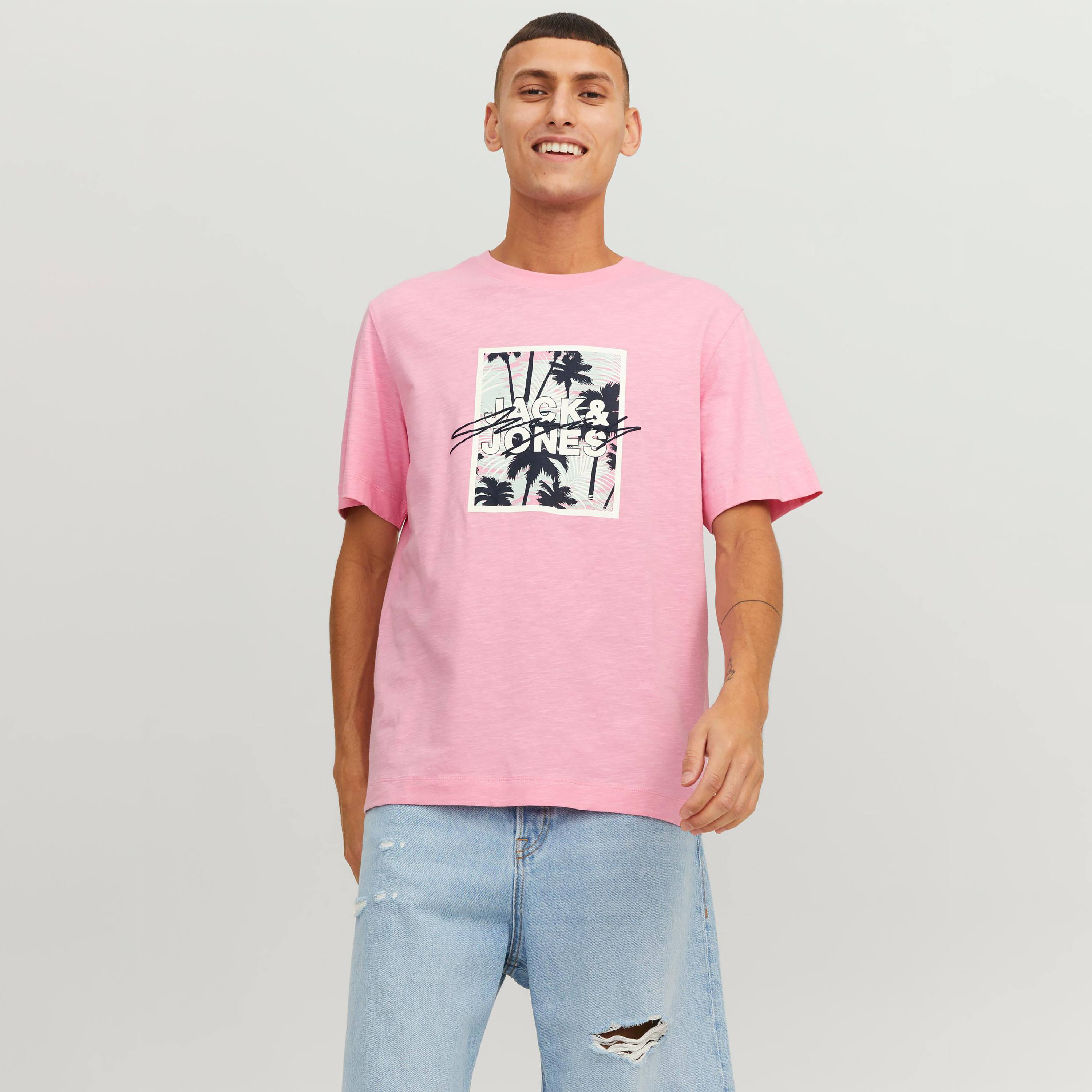  تي شيرت من جاك آند جونز مع شعار بأكمام قصيرة و ياقة مستديرة-men-clothing-tshirtsandpolos-tshirts-image-2
