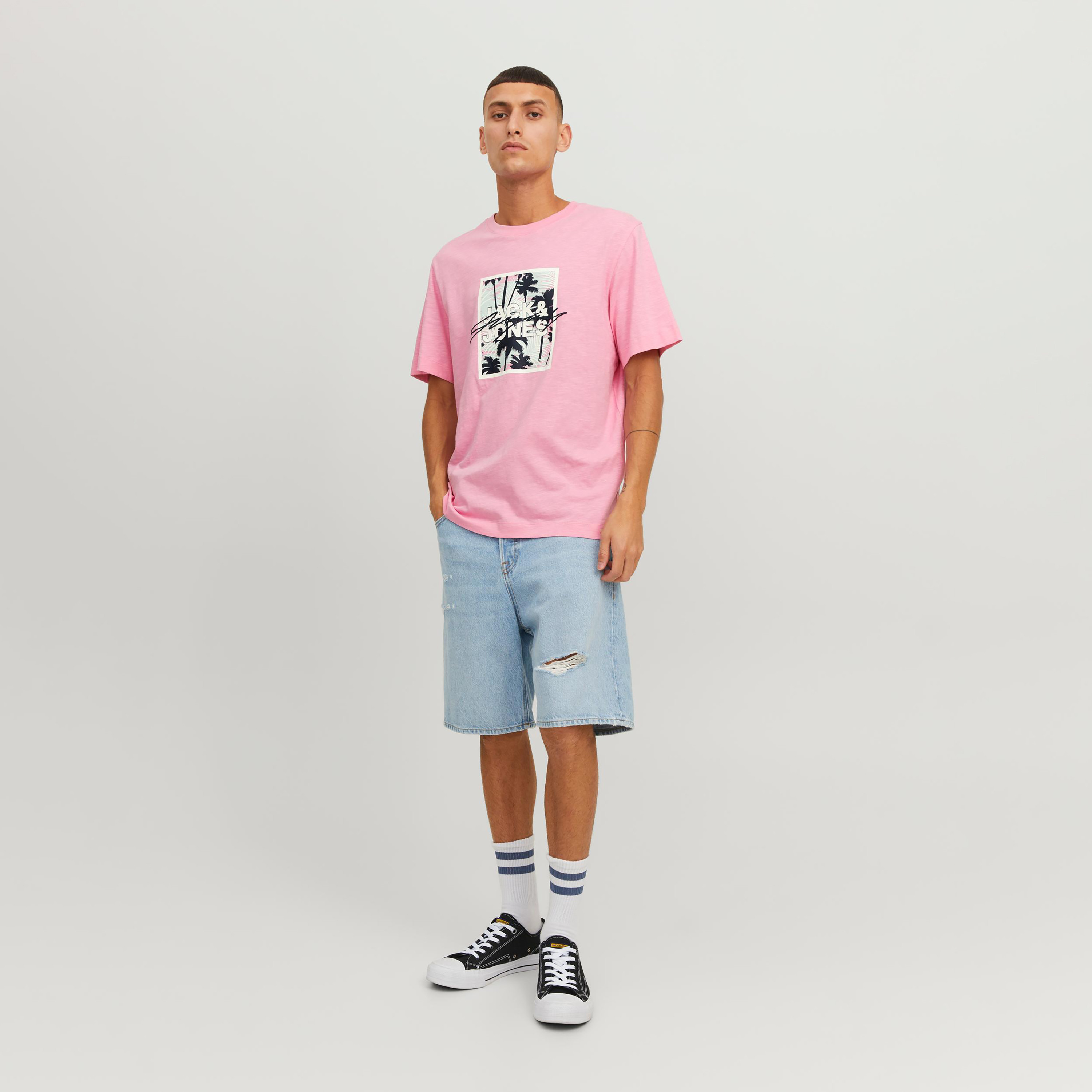  تي شيرت من جاك آند جونز مع شعار بأكمام قصيرة و ياقة مستديرة-men-clothing-tshirtsandpolos-tshirts-image-3