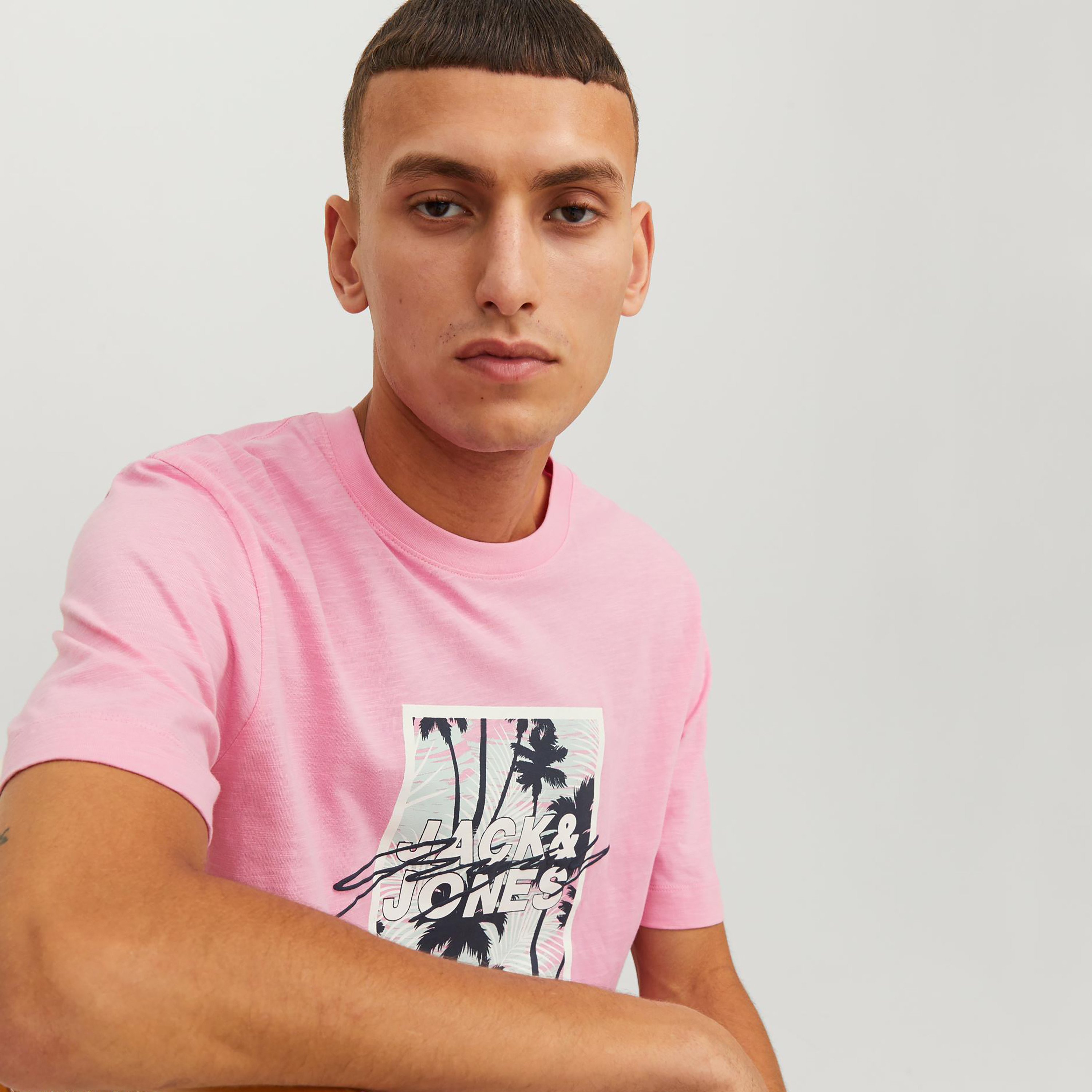  تي شيرت من جاك آند جونز مع شعار بأكمام قصيرة و ياقة مستديرة-men-clothing-tshirtsandpolos-tshirts-image-4