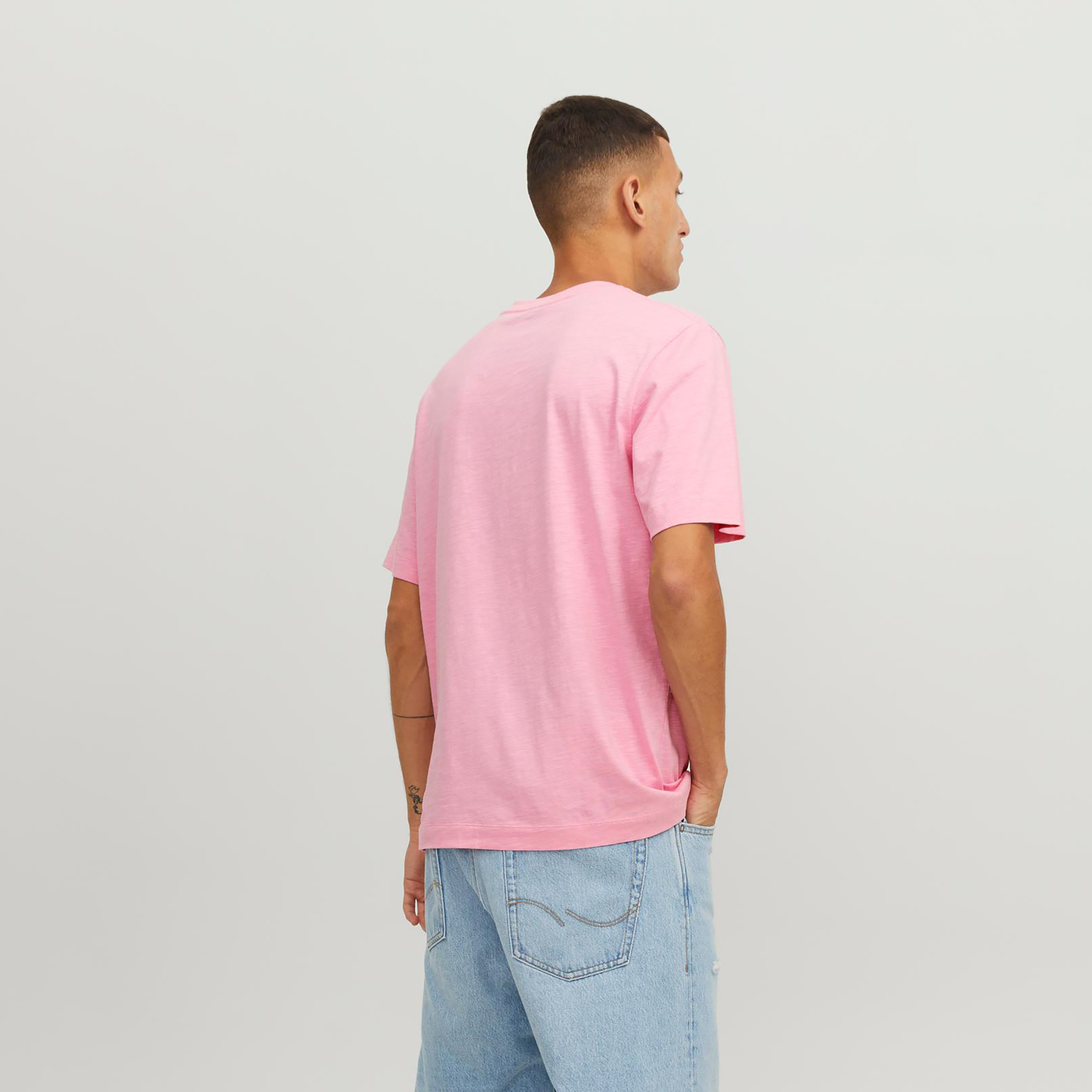  تي شيرت من جاك آند جونز مع شعار بأكمام قصيرة و ياقة مستديرة-men-clothing-tshirtsandpolos-tshirts-image-5
