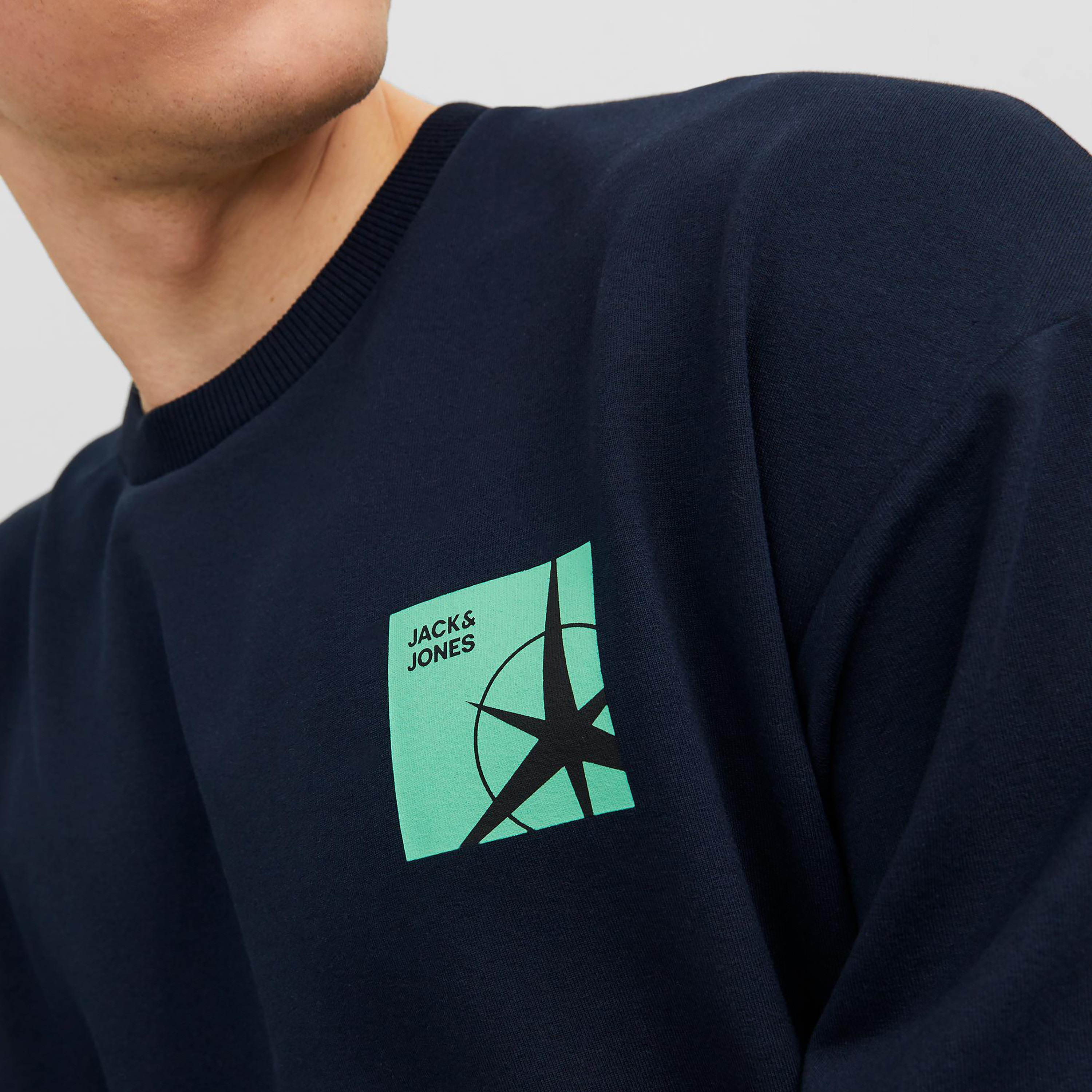 سويت شيرت من جاك آند جونز مع مطبوع بأكمام طويلة وياقة مستديرة -men-clothing-sweatersandpullovers-image-5