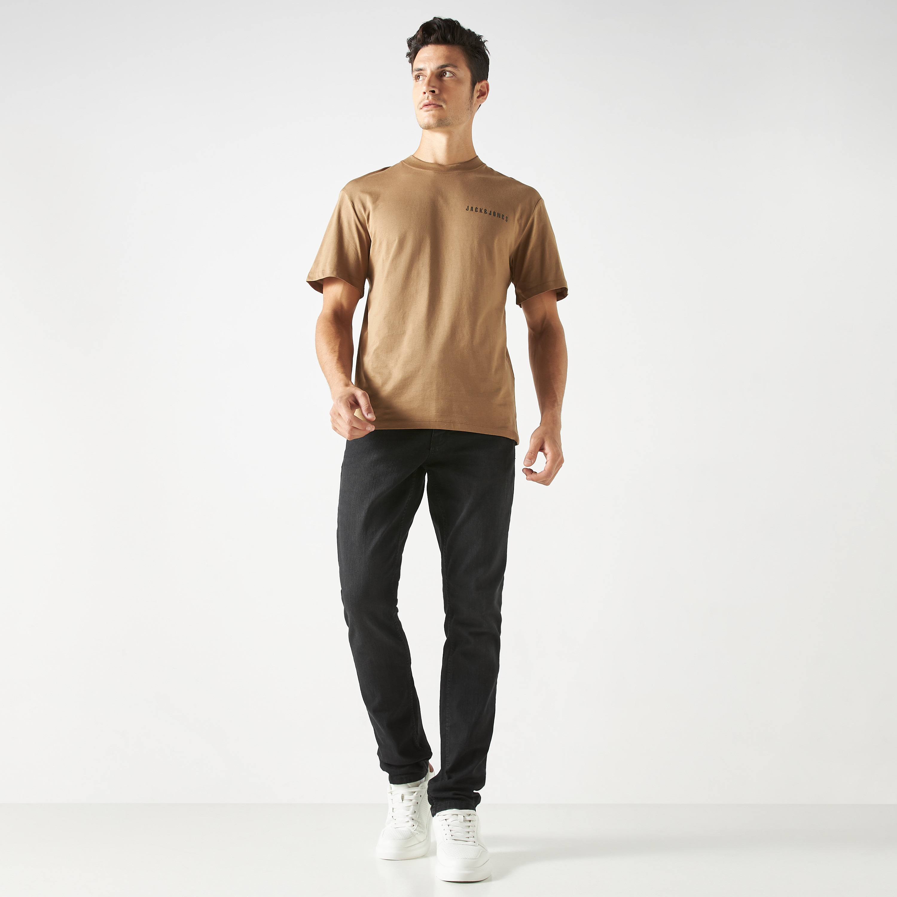 تي شيرت من جاك آند جونز مع مطبوع بأكمام قصيرة و ياقة مستديرة-men-clothing-tshirtsandpolos-tshirts-image-7