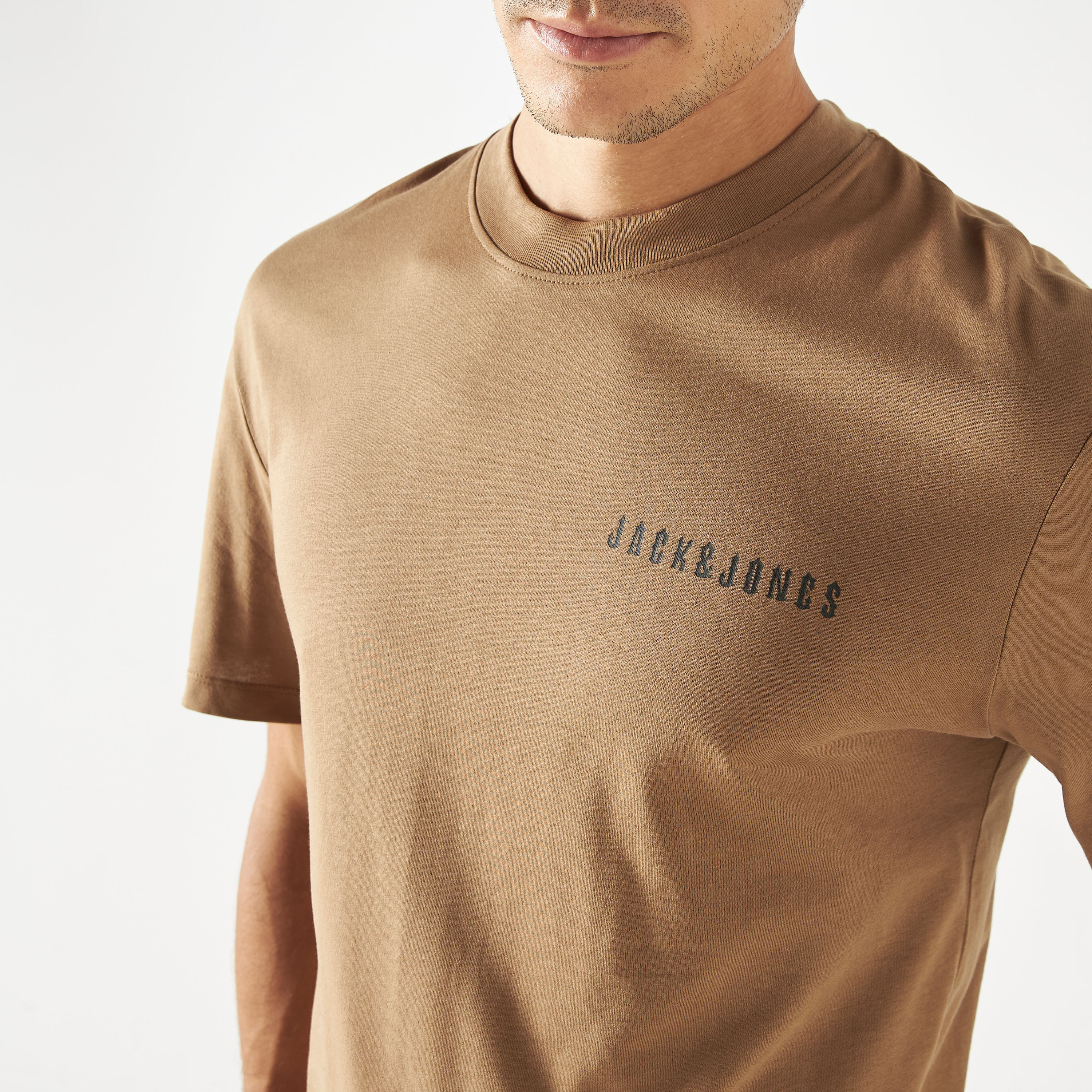 تي شيرت من جاك آند جونز مع مطبوع بأكمام قصيرة و ياقة مستديرة-men-clothing-tshirtsandpolos-tshirts-image-8