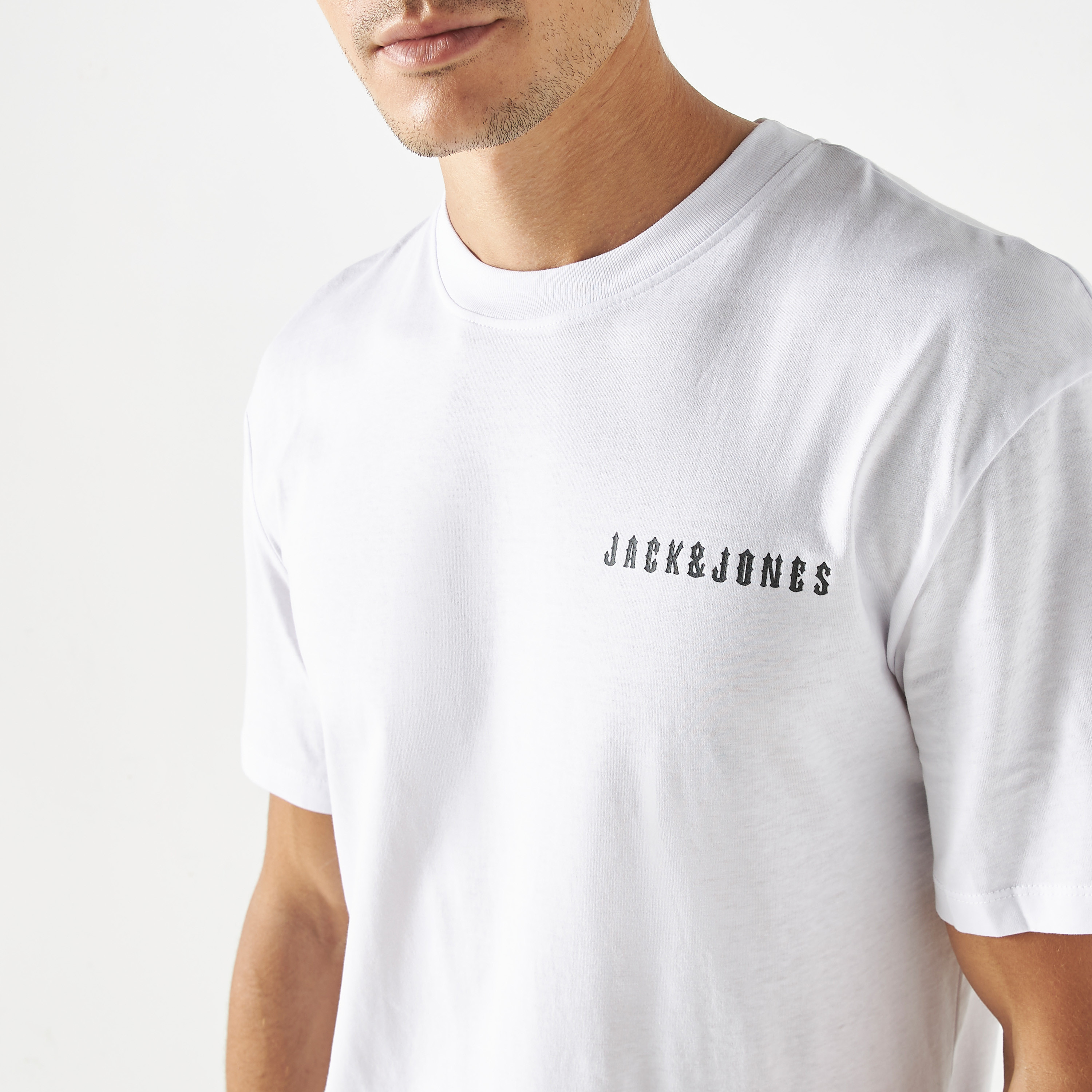 تي شيرت من جاك آند جونز مع مطبوع بأكمام قصيرة و ياقة مستديرة-men-clothing-tshirtsandpolos-tshirts-image-12