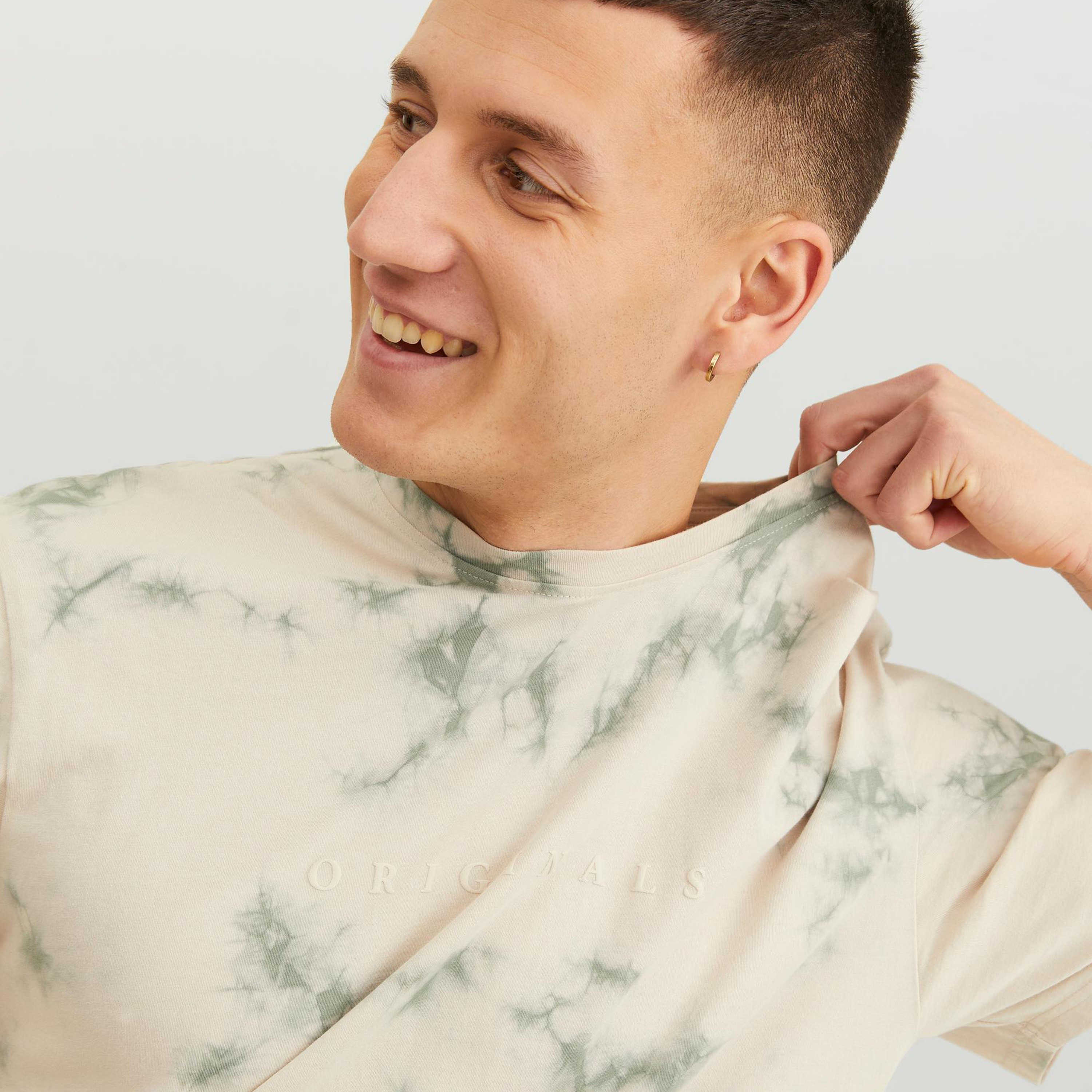 تي شيرت من جاك آند جونز مع تائي ايند دائي بأكمام قصيرة و ياقة مستديرة -men-clothing-tshirtsandpolos-tshirts-image-7