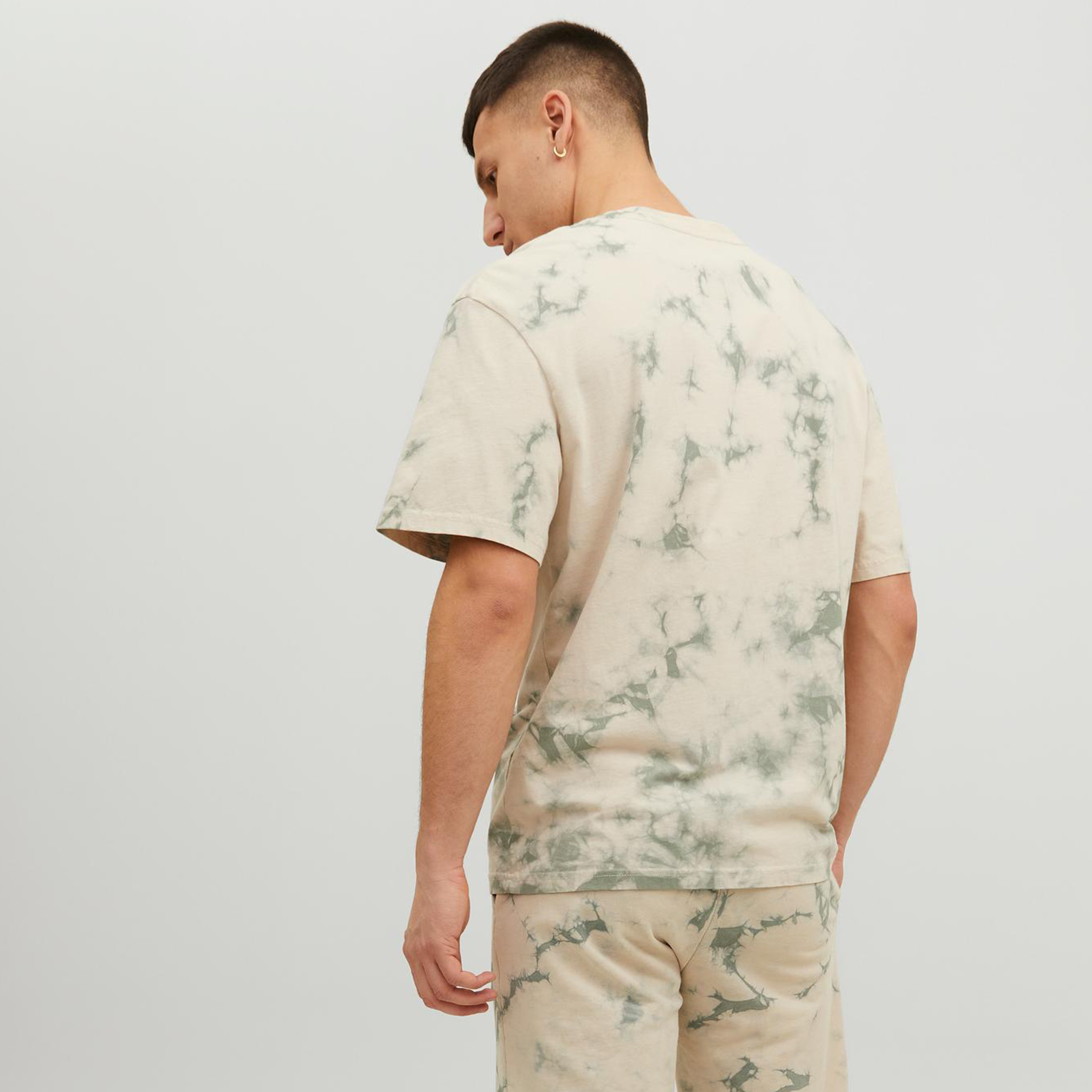 تي شيرت من جاك آند جونز مع تائي ايند دائي بأكمام قصيرة و ياقة مستديرة -men-clothing-tshirtsandpolos-tshirts-image-8