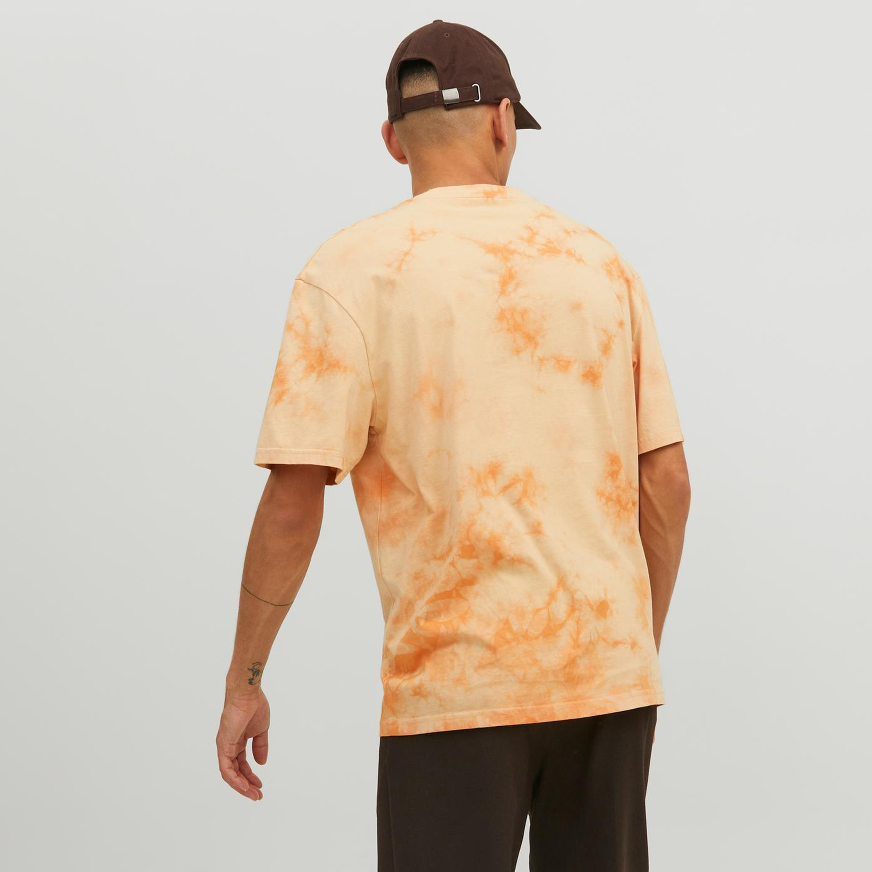 تي شيرت من جاك آند جونز مع تائي ايند دائي بأكمام قصيرة و ياقة مستديرة -men-clothing-tshirtsandpolos-tshirts-image-12