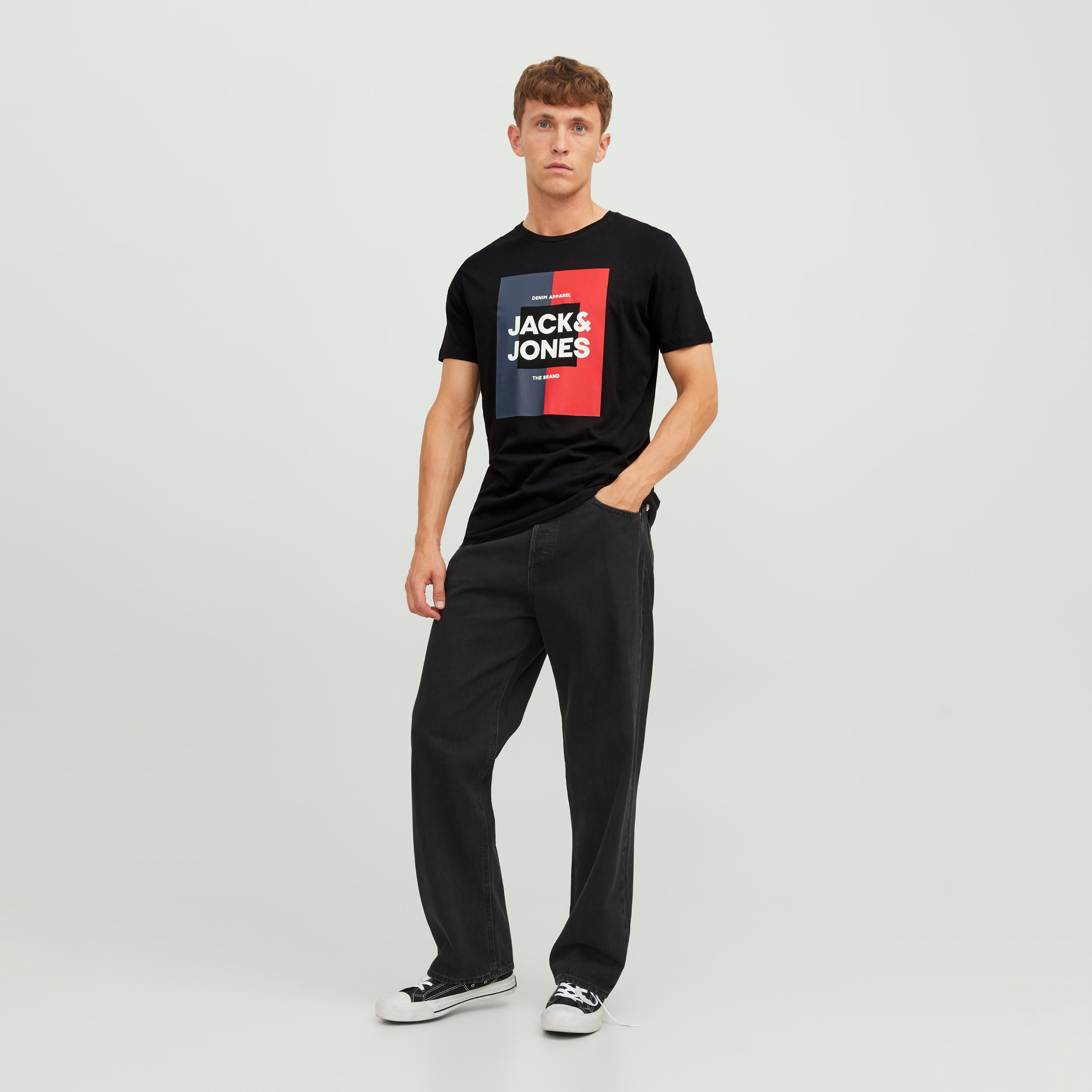  تي شيرت من جاك آند جونز مع شعار بأكمام قصيرة و ياقة مستديرة-men-clothing-tshirtsandpolos-tshirts-image-2