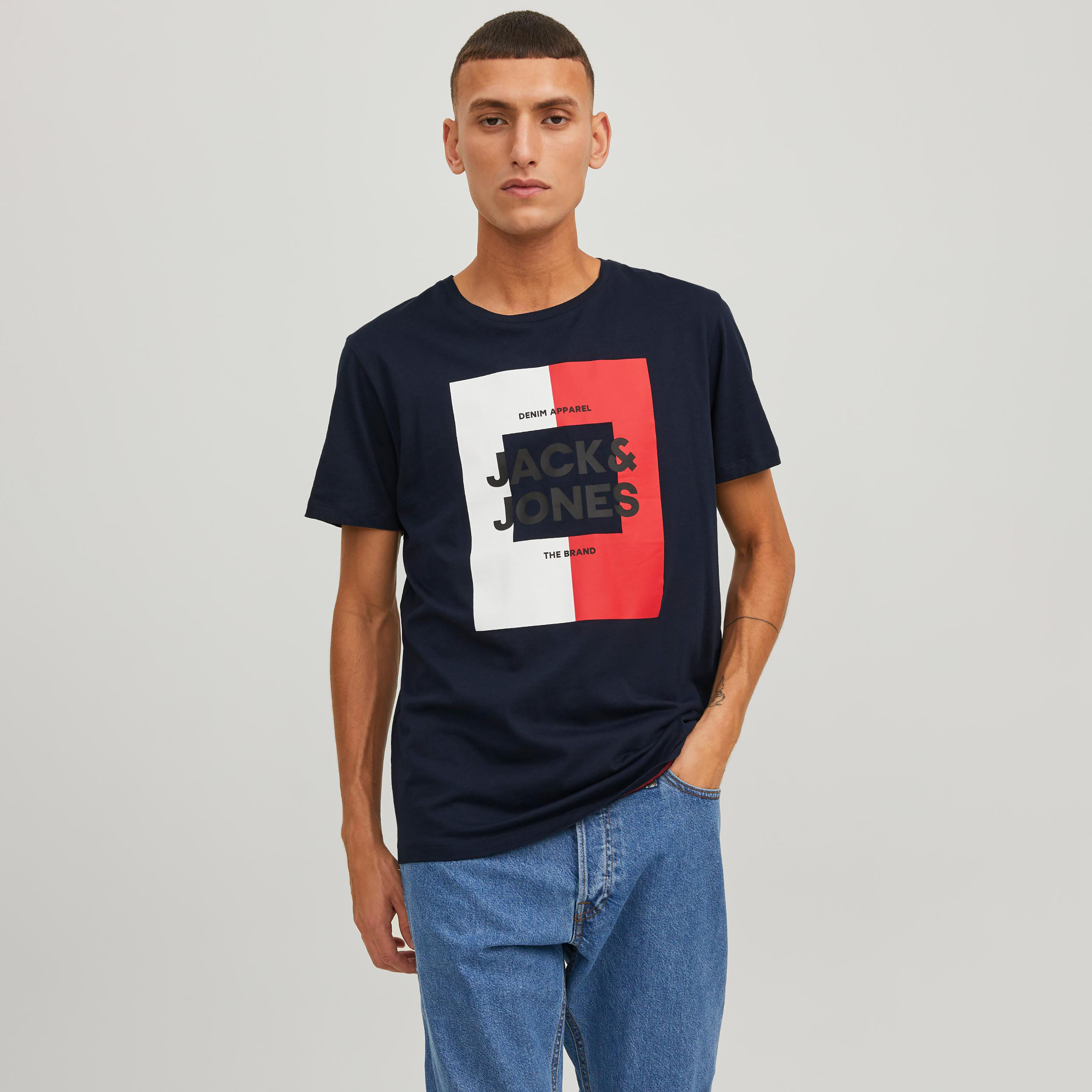  تي شيرت من جاك آند جونز مع شعار بأكمام قصيرة و ياقة مستديرة-men-clothing-tshirtsandpolos-tshirts-image-5